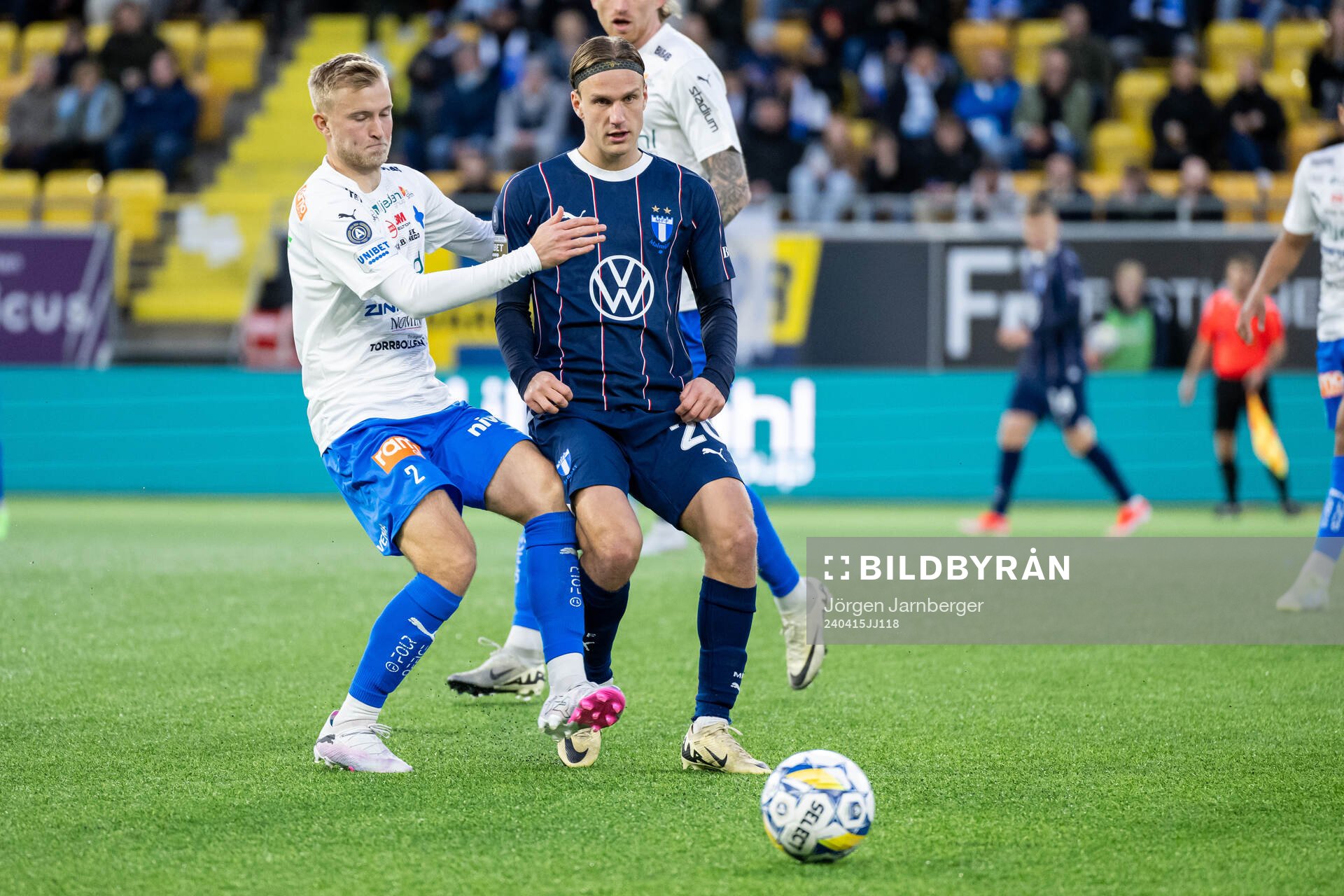 Värnamos Johan Rapp och Malmö FFs Erik Botheim under fotbollsmatchen i Allsvenskan mellan Värnamo och Malmö FF den 15 april 2024 i Borås.