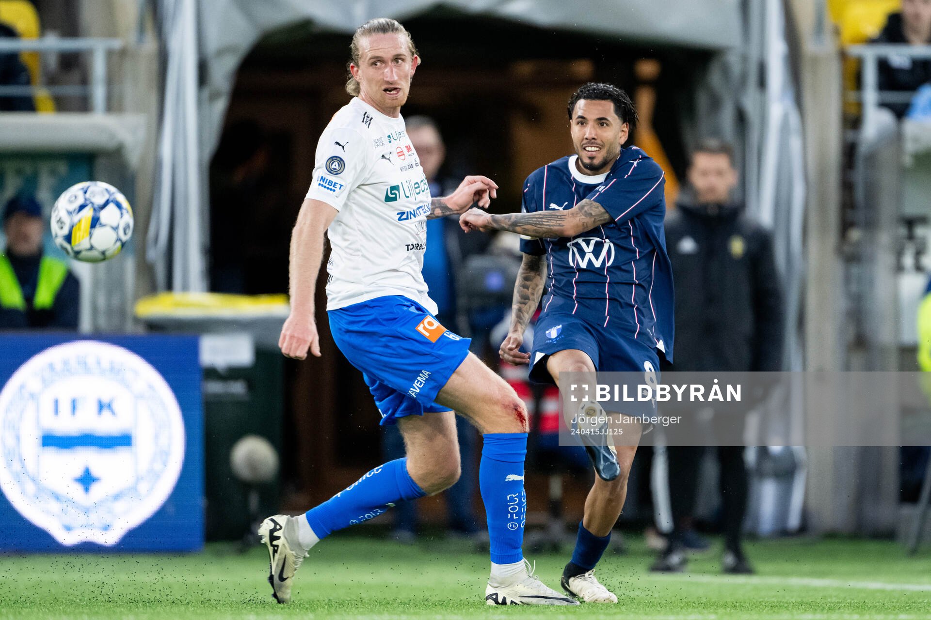 Värnamos Hampus Näsström och Malmö FFs Sergio Pena under fotbollsmatchen i Allsvenskan mellan Värnamo och Malmö FF den 15 april 2024 i Borås.