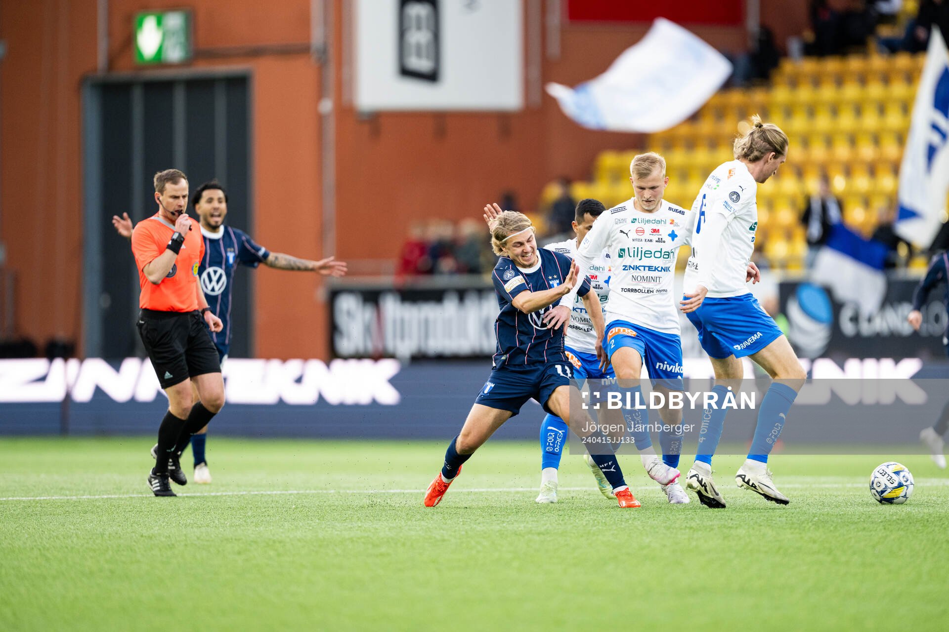 Malmö FFs Sebastian Nanasi och Värnamos Johan Rapp under fotbollsmatchen i Allsvenskan mellan Värnamo och Malmö FF den 15 april 2024 i Borås.