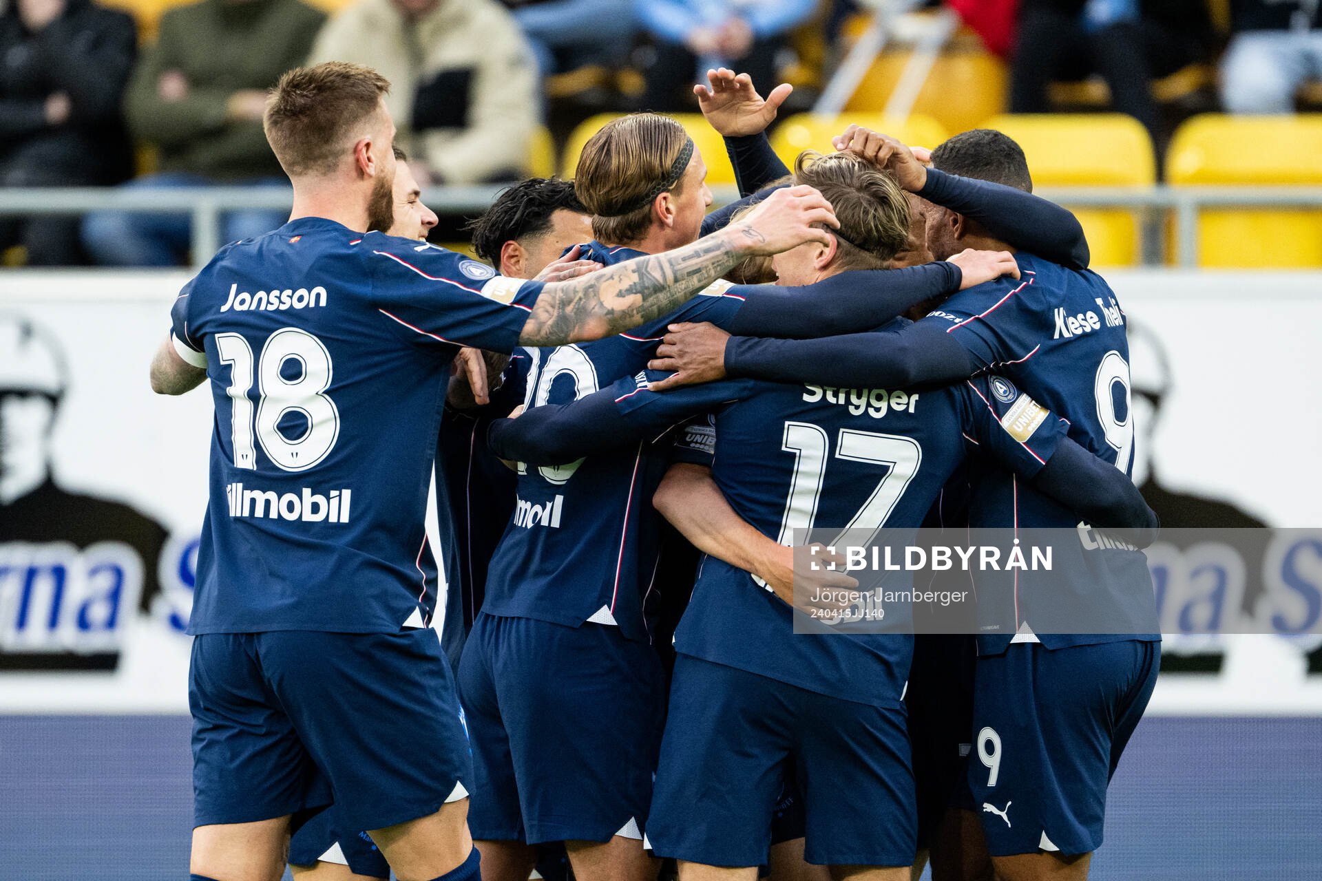Malmö FFs Derek Cornelius (skymd i bild) jublar med