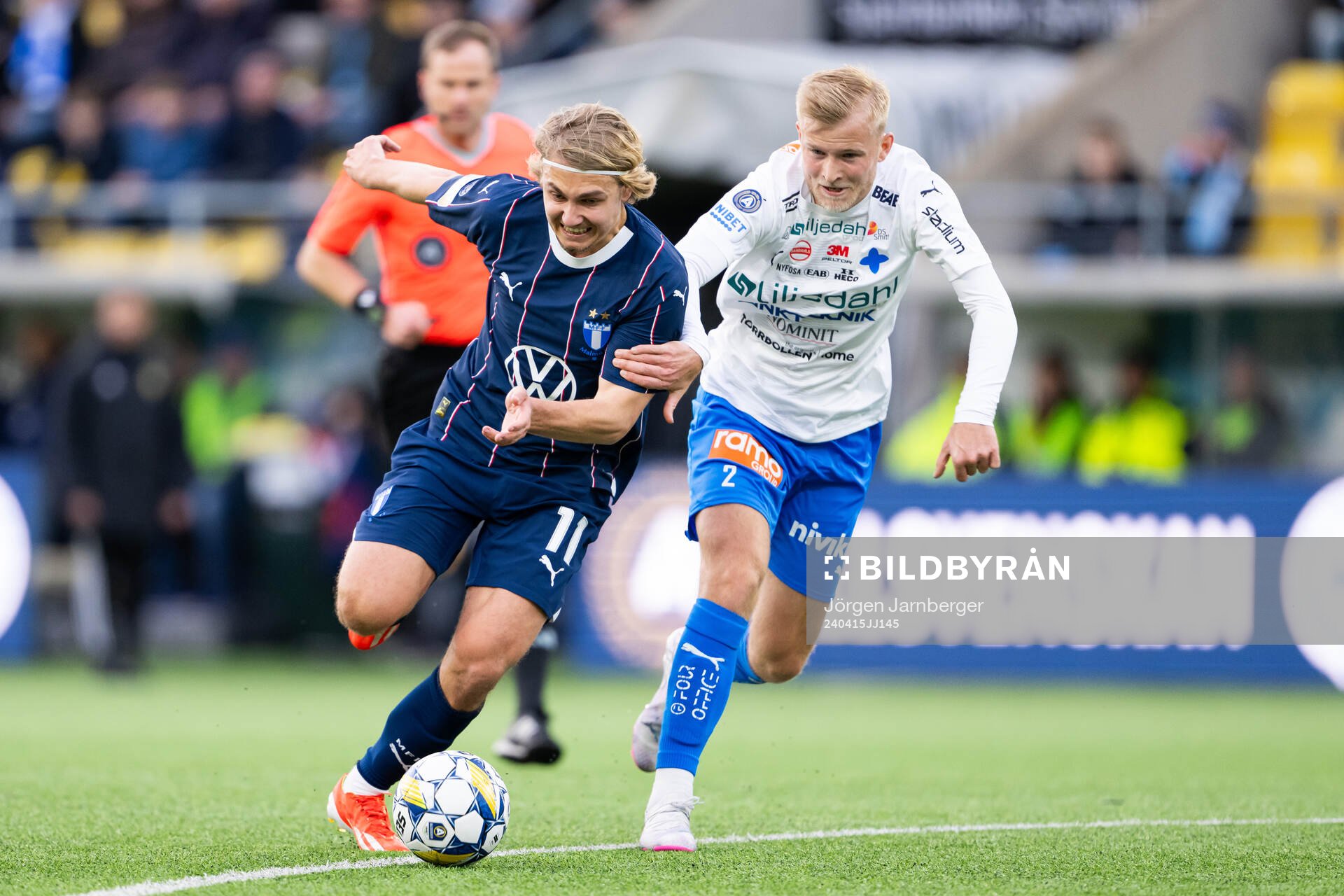 Malmö FFs Sebastian Nanasi och Värnamos Johan Rapp under fotbollsmatchen i Allsvenskan mellan Värnamo och Malmö FF den 15 april 2024 i Borås.