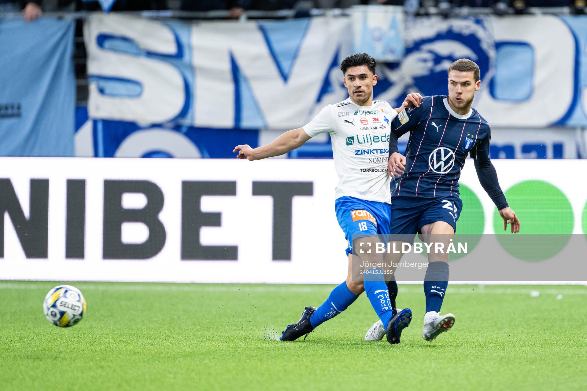 Värnamos Mohammad Alsalkhadi och Malmö FFs Gabriel Busanello under fotbollsmatchen i Allsvenskan mellan Värnamo och Malmö FF den 15 april 2024 i Borås.