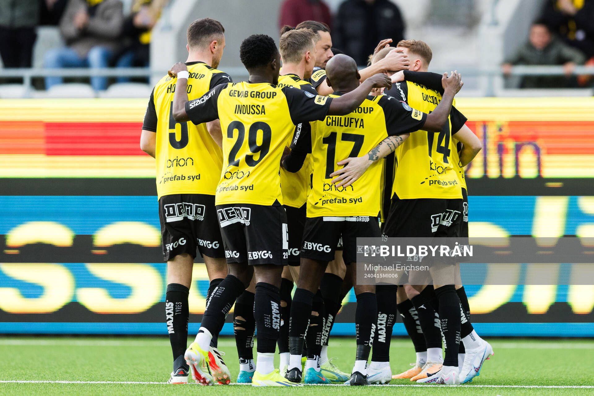 Häckens Simon Gustafson jublar med lagkamrater