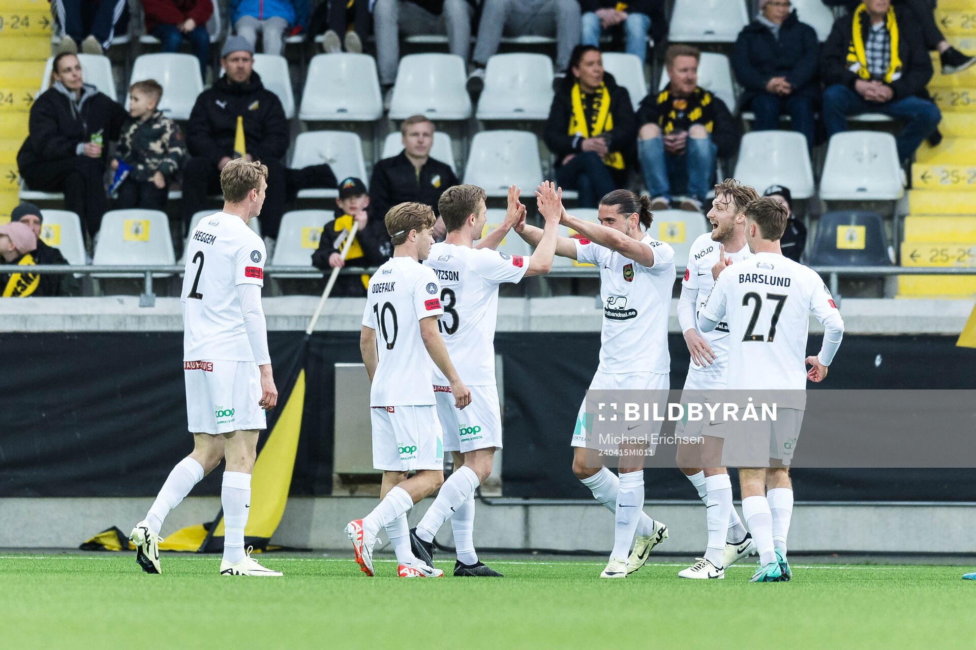 Brommapojkarnas Ludvig Fritzson jublar med lagkamrater