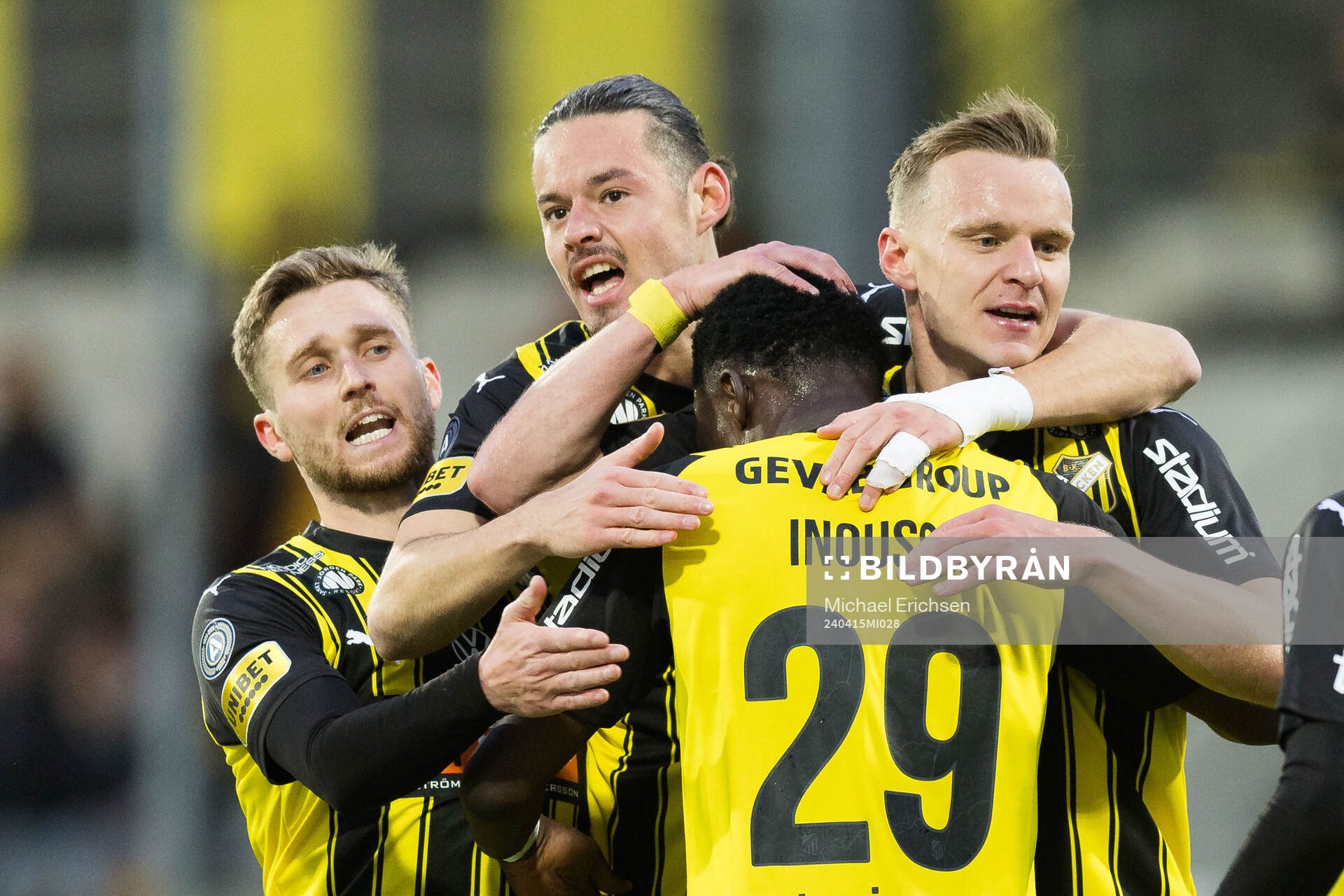 Häckens Zeidane Inoussa jublar med lagkamrater