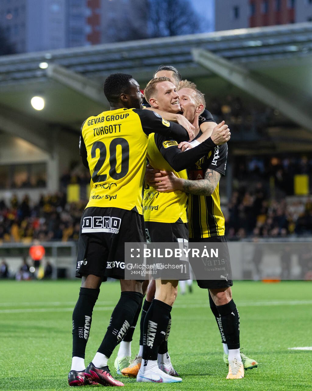 Häckens Julius Lindberg jublar med lagkamrater