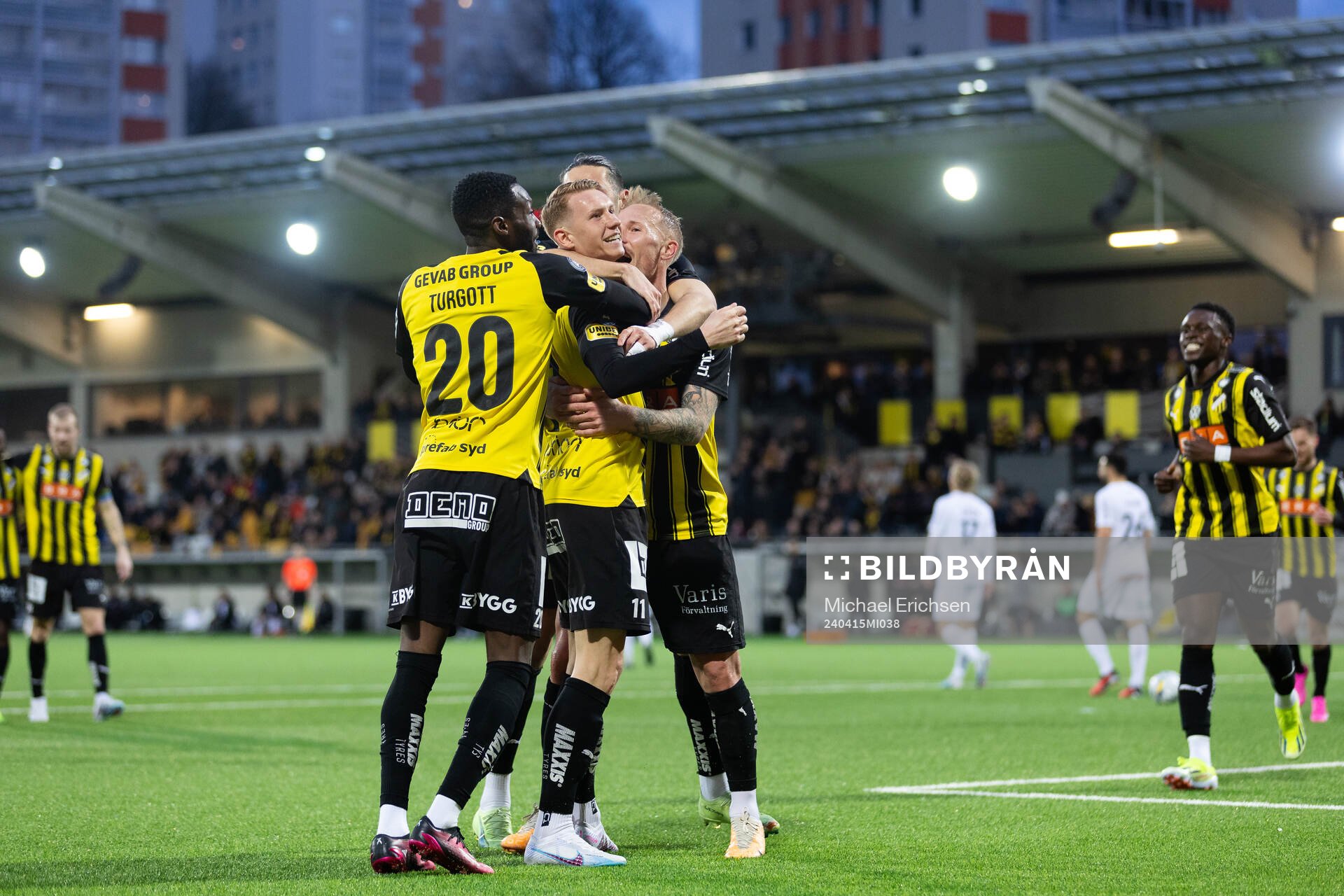 Häckens Julius Lindberg jublar med lagkamrater efter 4-3 under fotbollsmatchen i Allsvenskan mellan Häcken och Brommapojkarna den 15 april 2024 i Göteborg.