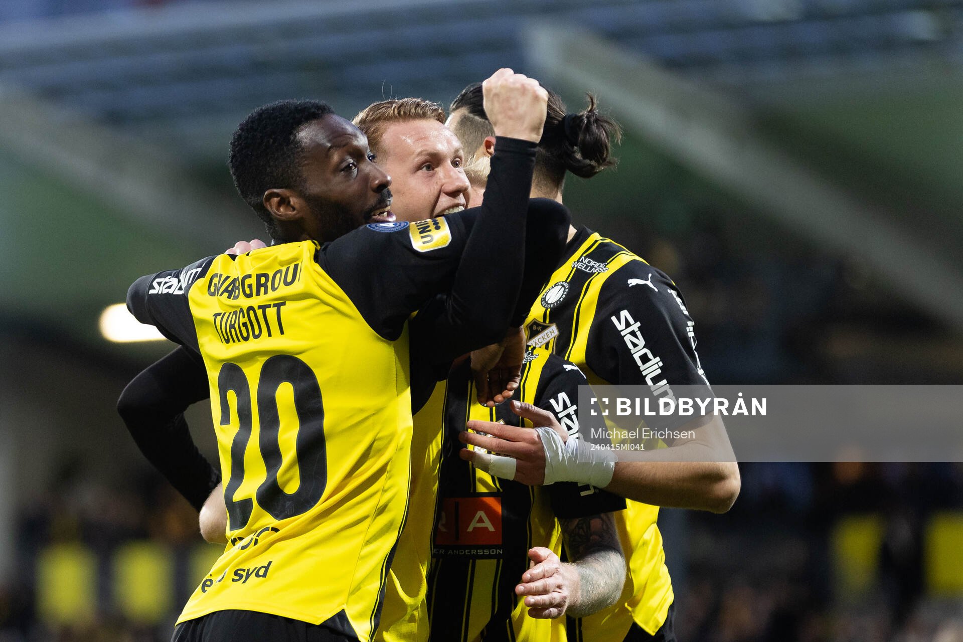 Häckens Julius Lindberg jublar med lagkamrater
