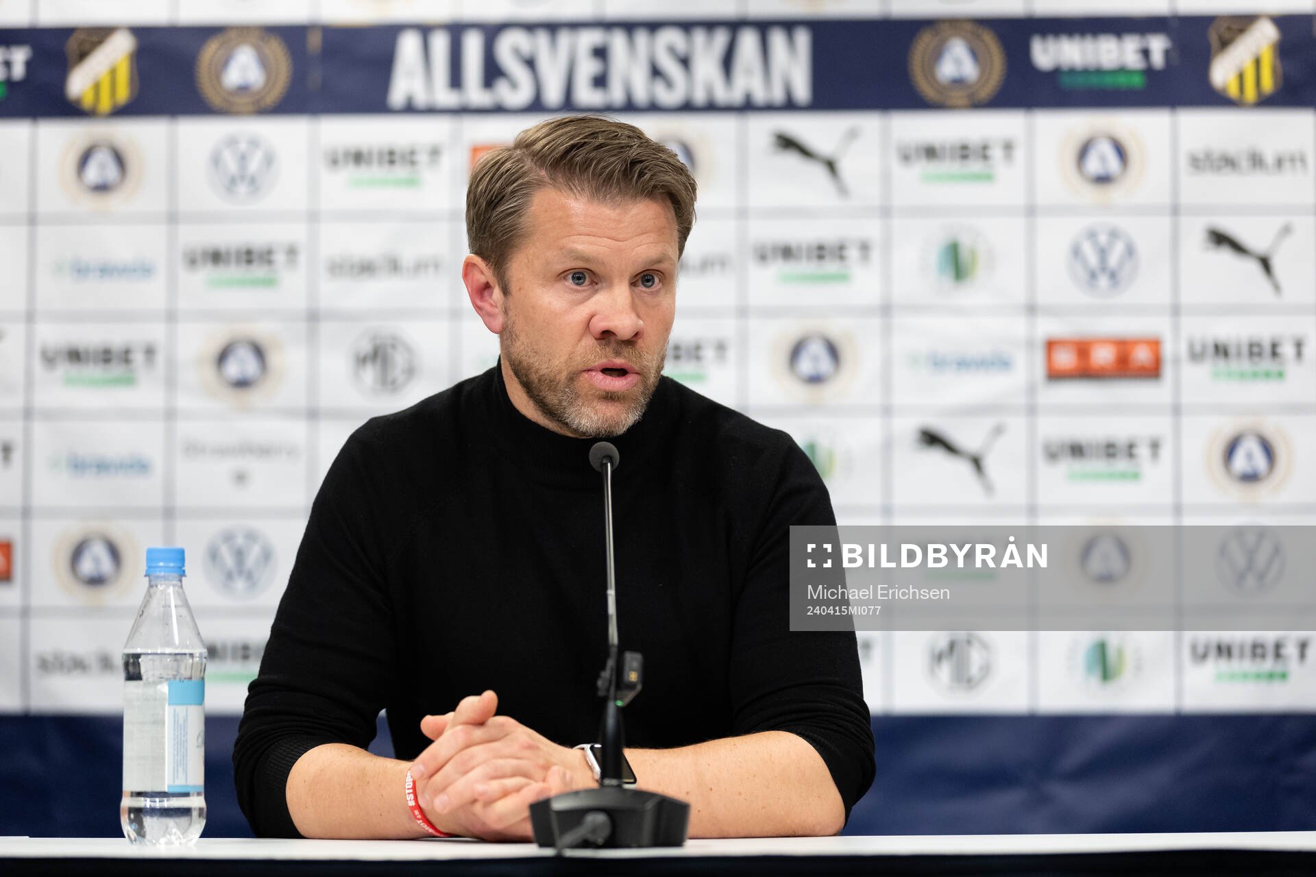 Häckens tränare Pål Arne Johansen på presskonferensen