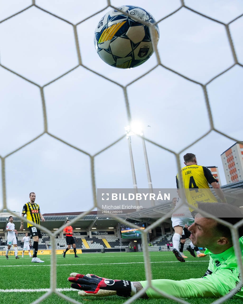 Brommapojkarnas Ludvig Fritzson nickar in 1-2 i mål bakom