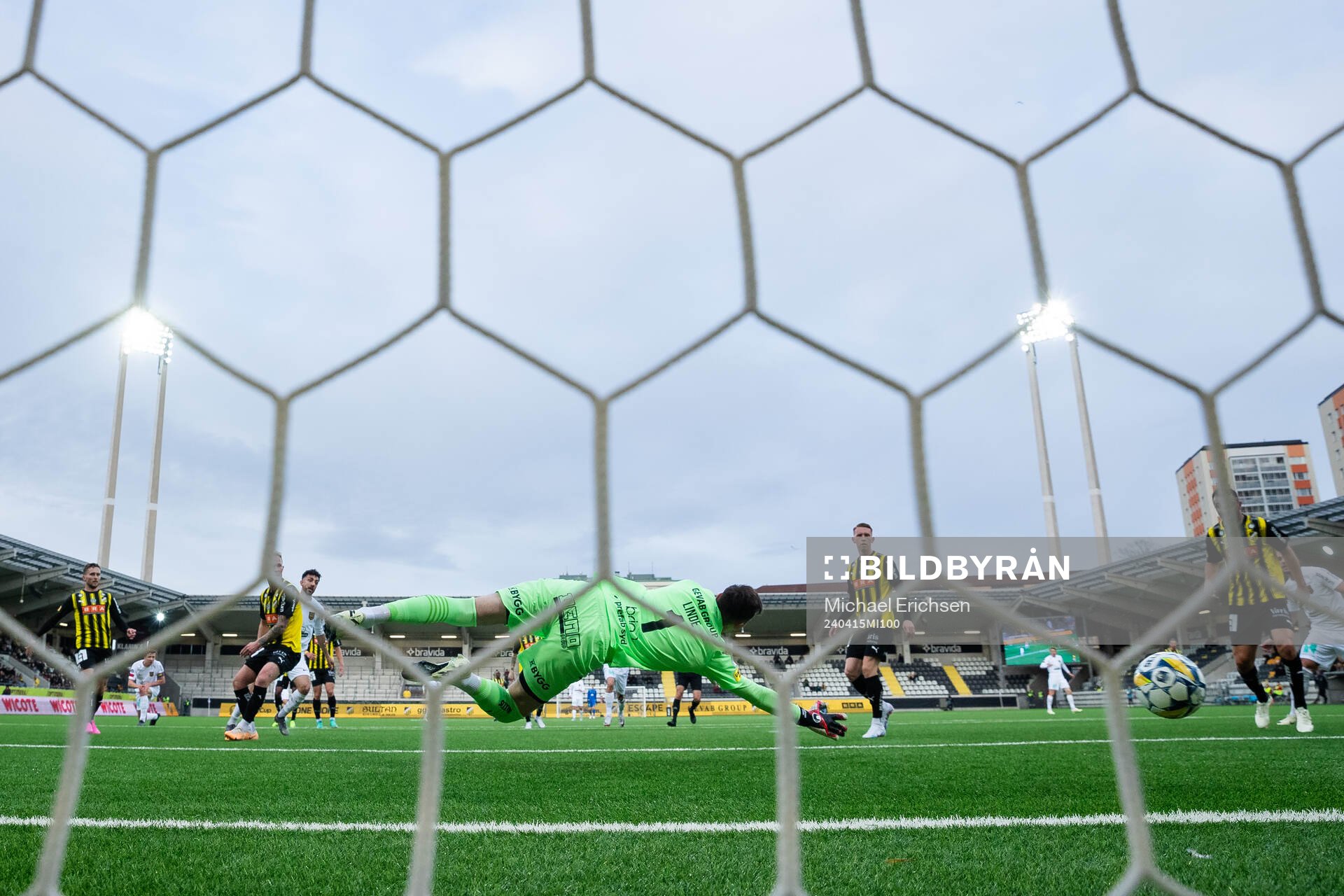 Brommapojkarnas Daleho Irandust skjuter 1-2 i mål bakom