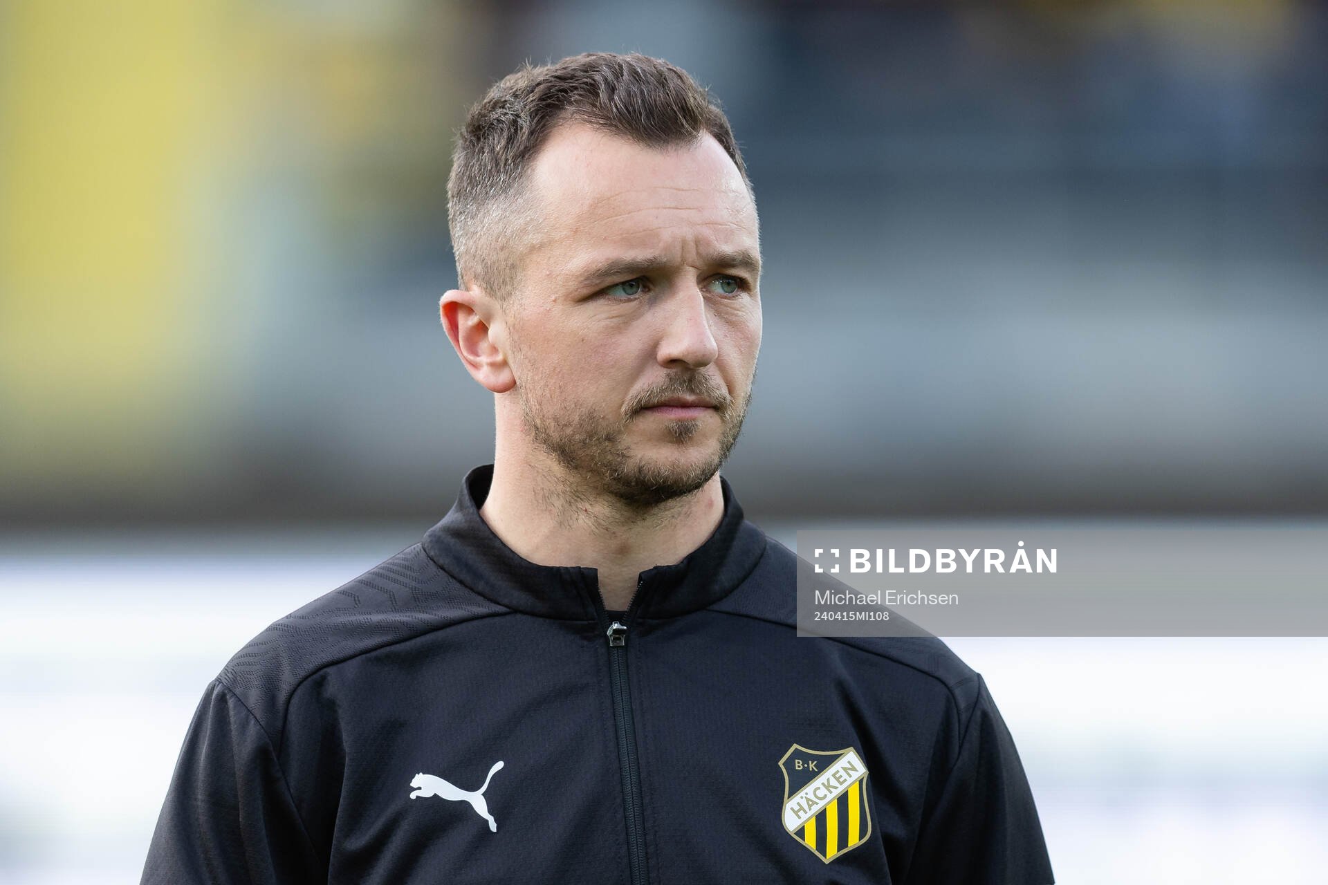 Häckens Even Hovland på line up innan fotbollsmatchen i