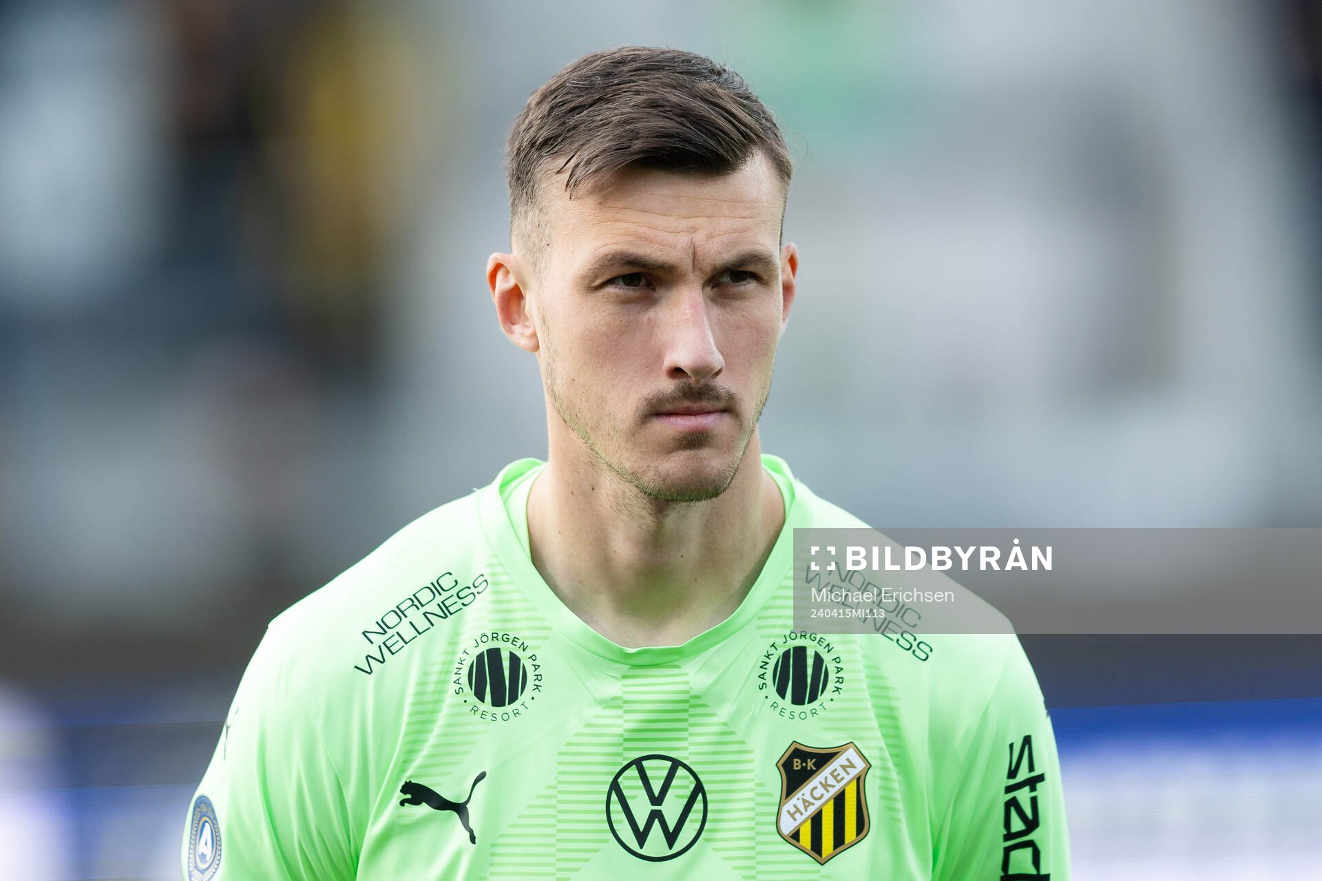 Häckens målvakt Andreas Linde  på line up innan
