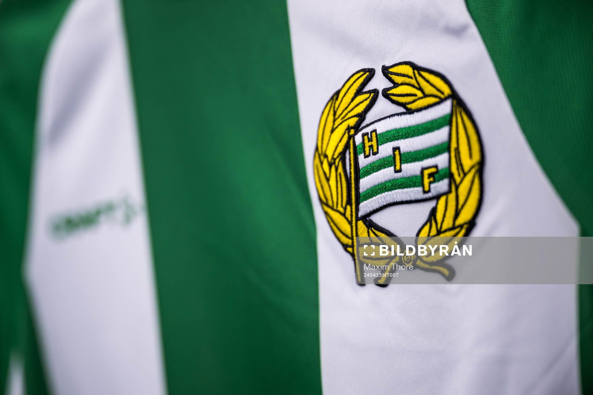 Klubbmärket för Hammarby på en fotbollströja inför fotbollsmatchen i Allsvenskan mellan Hammarby och Elfsborg den 15 april 2024 i Stockholm.