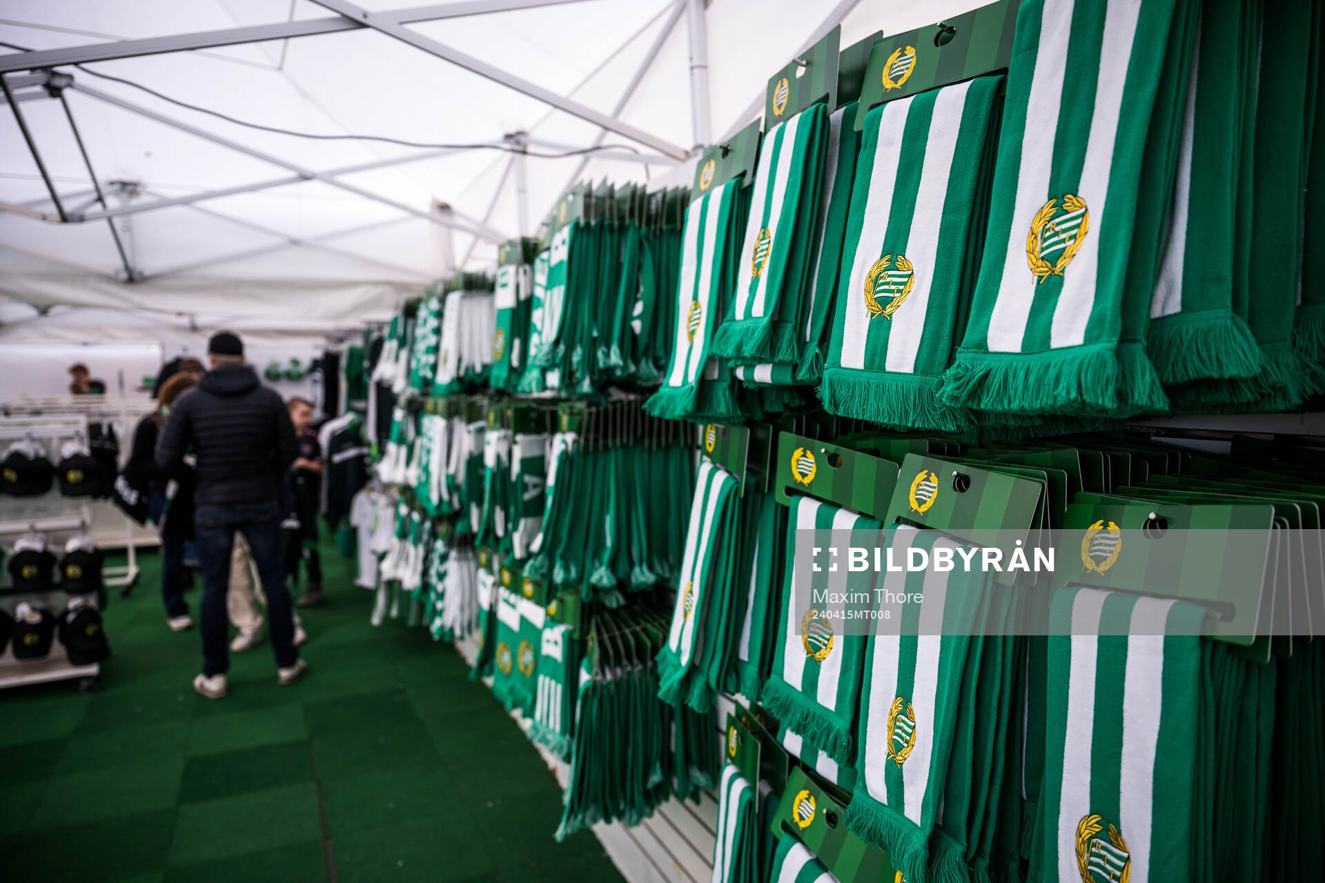 Halsdukar i Hammarbys shop inför fotbollsmatchen i Allsvenskan mellan Hammarby och Elfsborg den 15 april 2024 i Stockholm. 