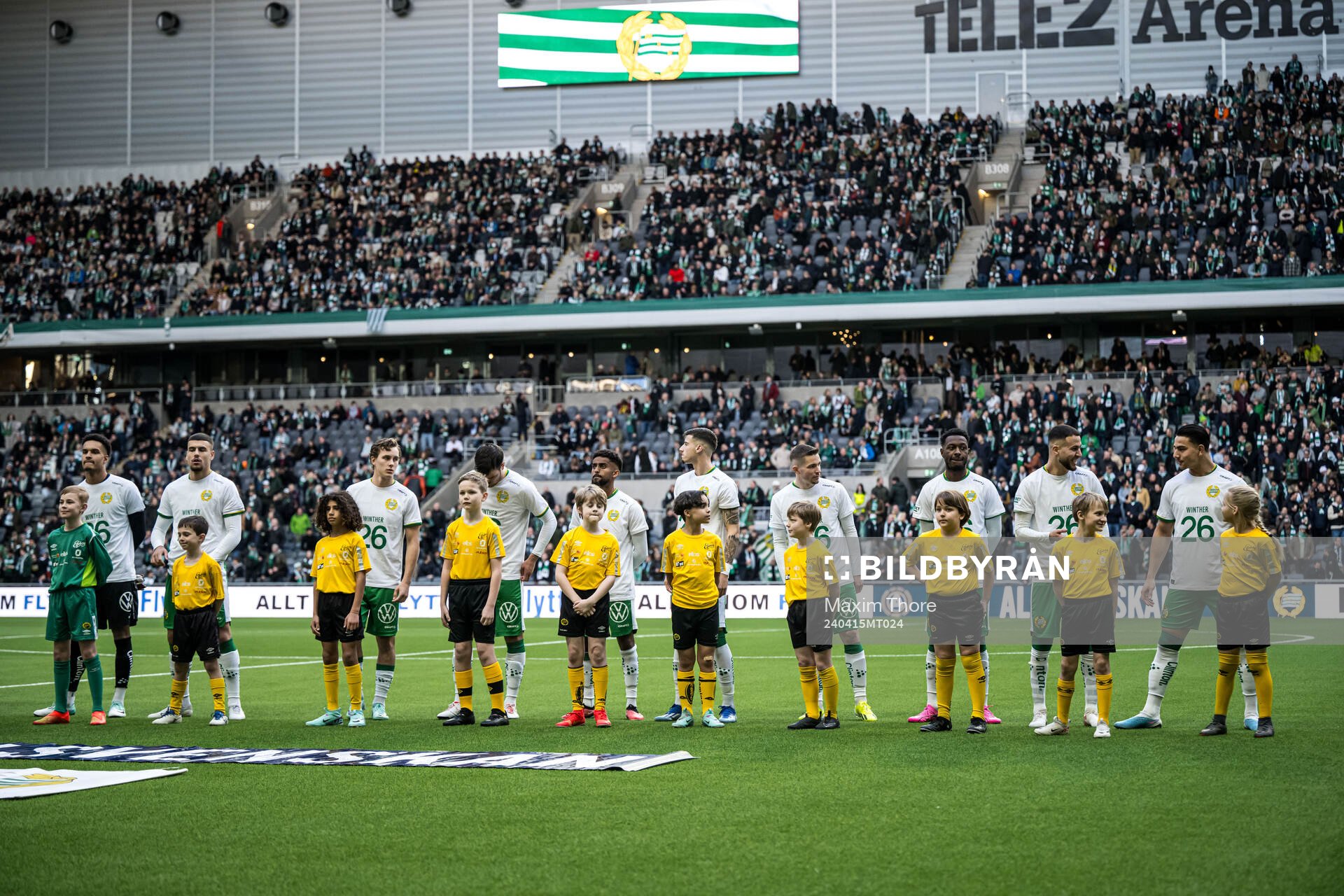 Hammarbys spelare med tröja som hyllar Frederik Winther