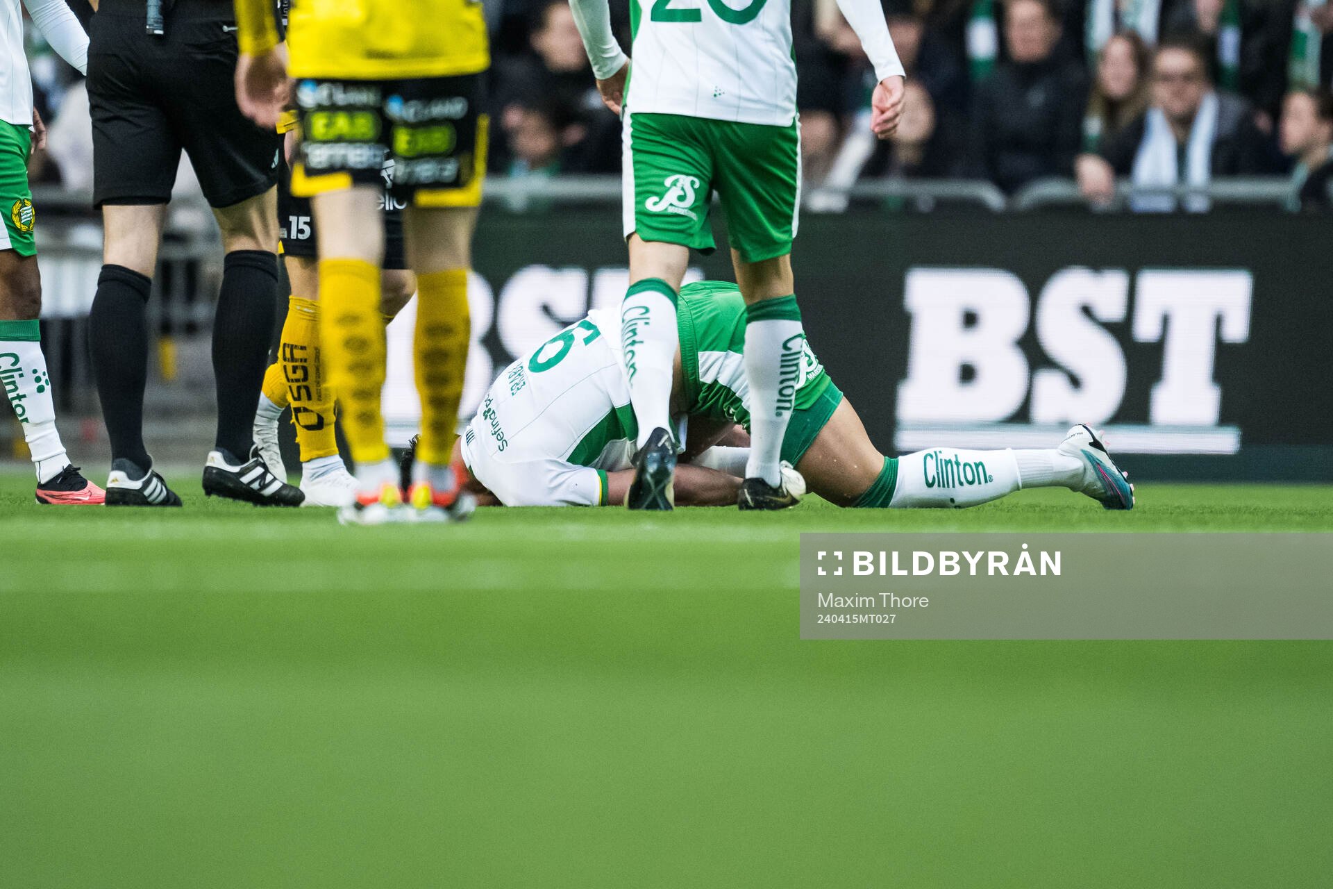 Hammarbys Jusef Erabi har ont under fotbollsmatchen i Allsvenskan mellan Hammarby och Elfsborg den 15 april 2024 i Stockholm. 