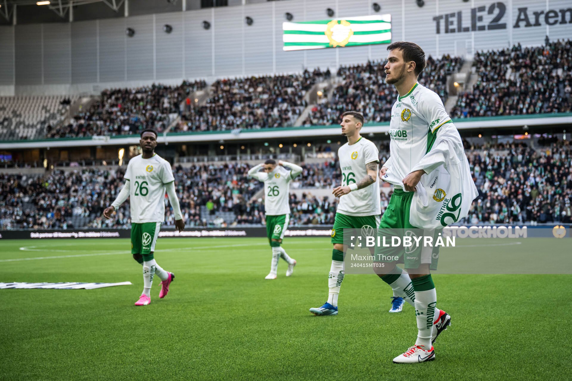 Hammarbys spelare med tröja som hyllar Frederik Winther