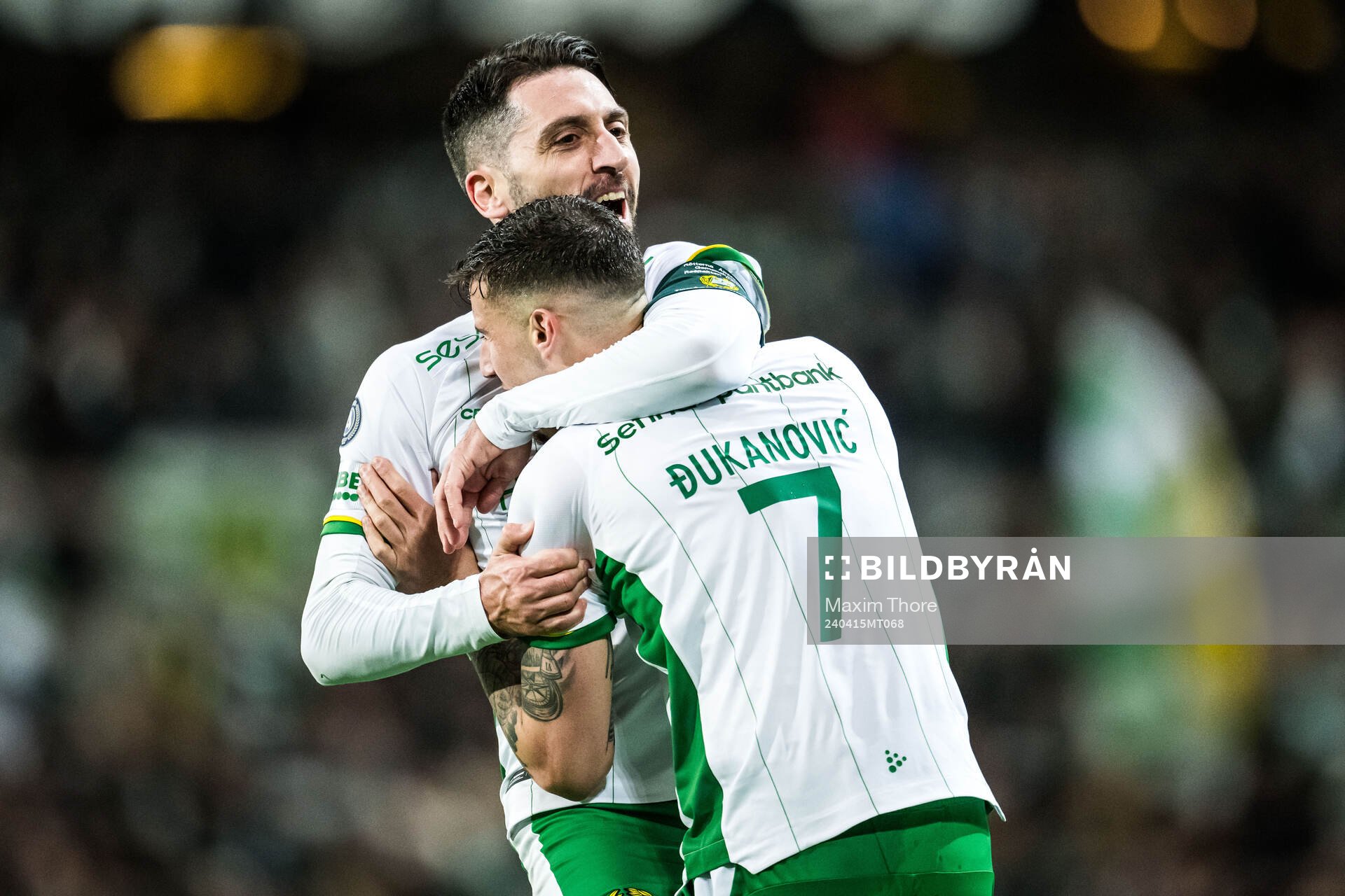 Hammarbys Viktor Dukanovic jublar med Nahir Besara efter 2-0 under fotbollsmatchen i Allsvenskan mellan Hammarby och Elfsborg den 15 april 2024 i Stockholm.