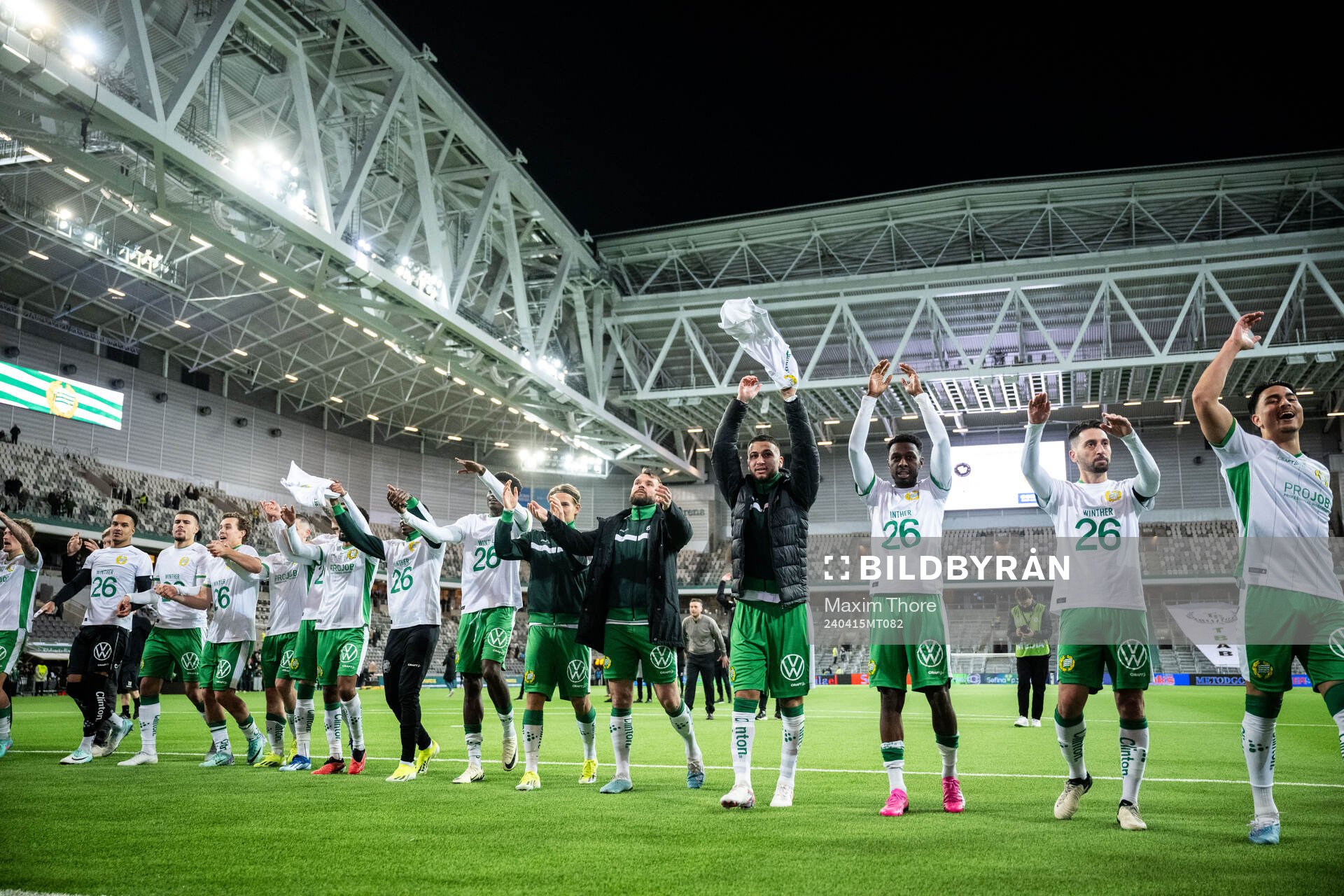 Hammarbys spelare jublar, iklädda tröjor som hyllar
