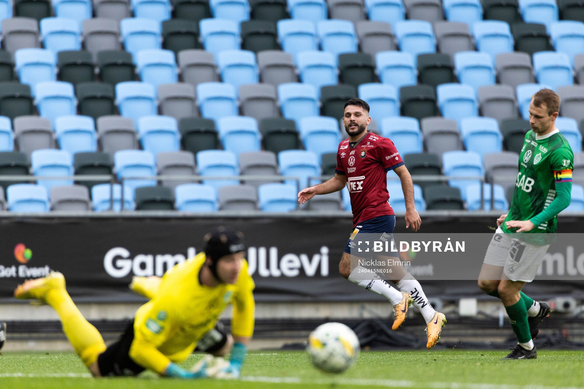 Örgrytes Edi Sylisufaj och Brages Alexander Zetterström under fotbollsmatchen i Superettan mellan Örgryte och Brage den 15 april 2024 i Göteborg.