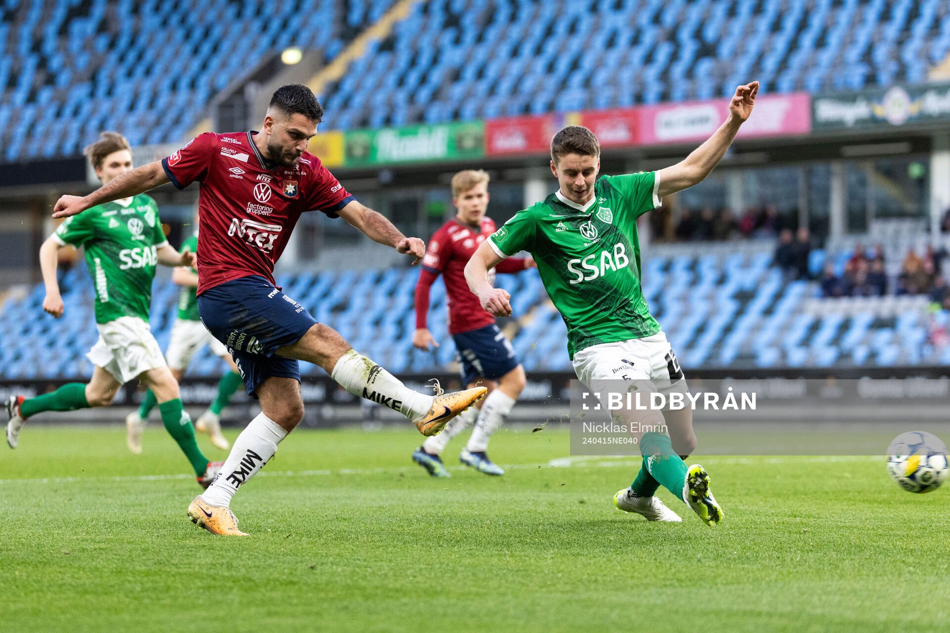 Örgrytes Edi Sylisufaj och Brages Oskar Ågren under fotbollsmatchen i Superettan mellan Örgryte och Brage den 15 april 2024 i Göteborg. 