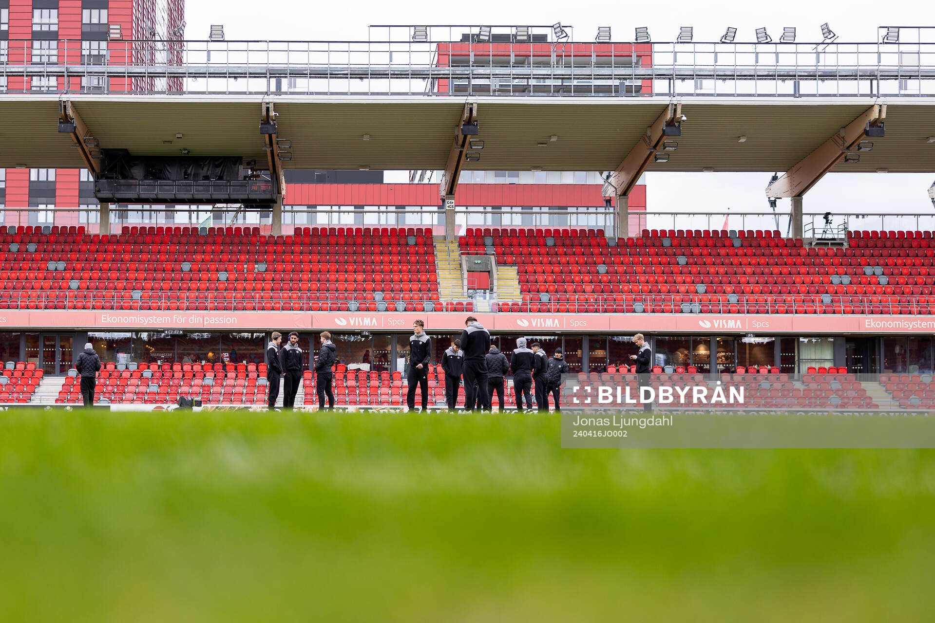 Örebros spelare inspekterar planen
