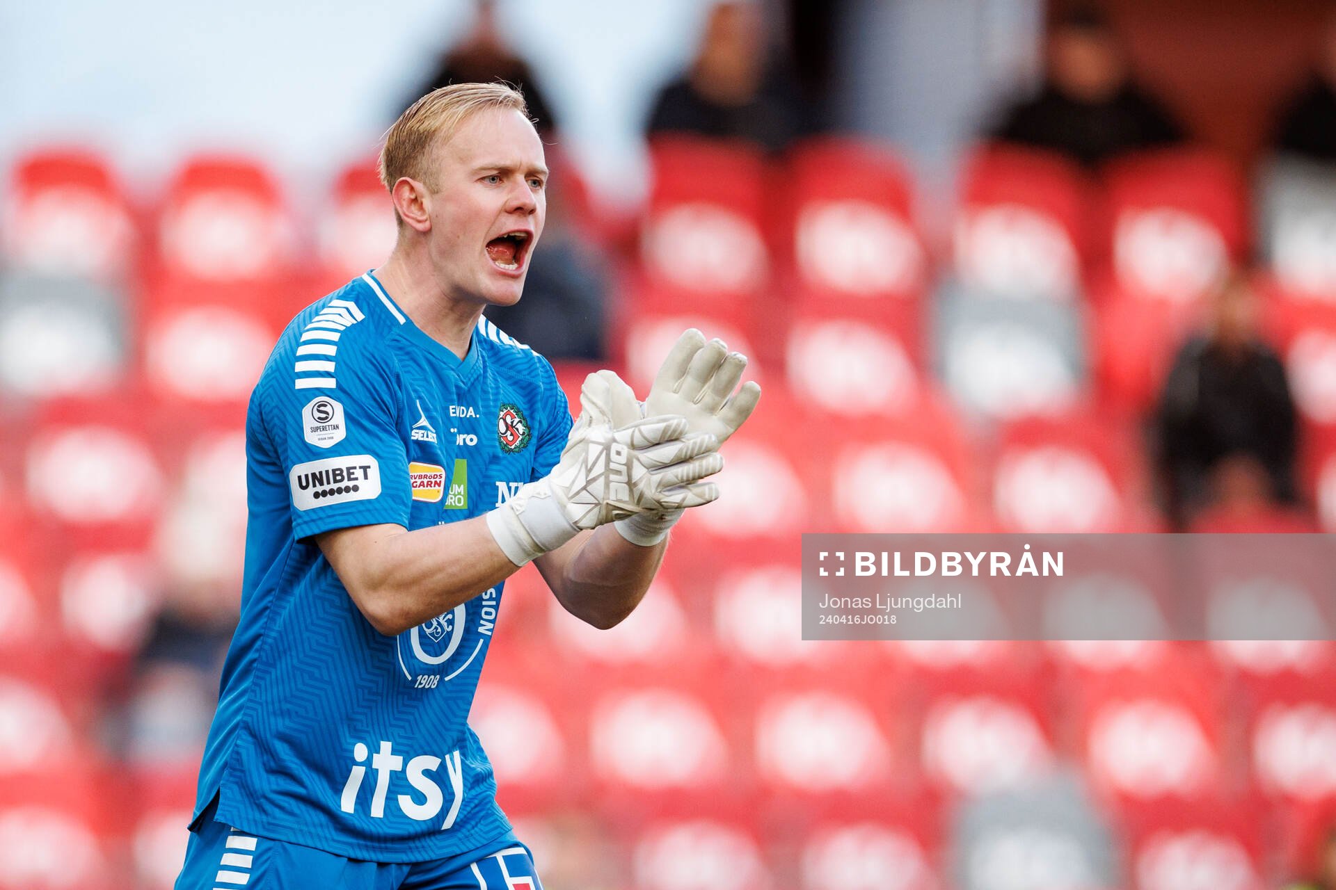 Örebros målvakt Malte Påhlsson under fotbollsmatchen i Superettan mellan Öster och Örebro den 16 april 2024 i Växjö. 