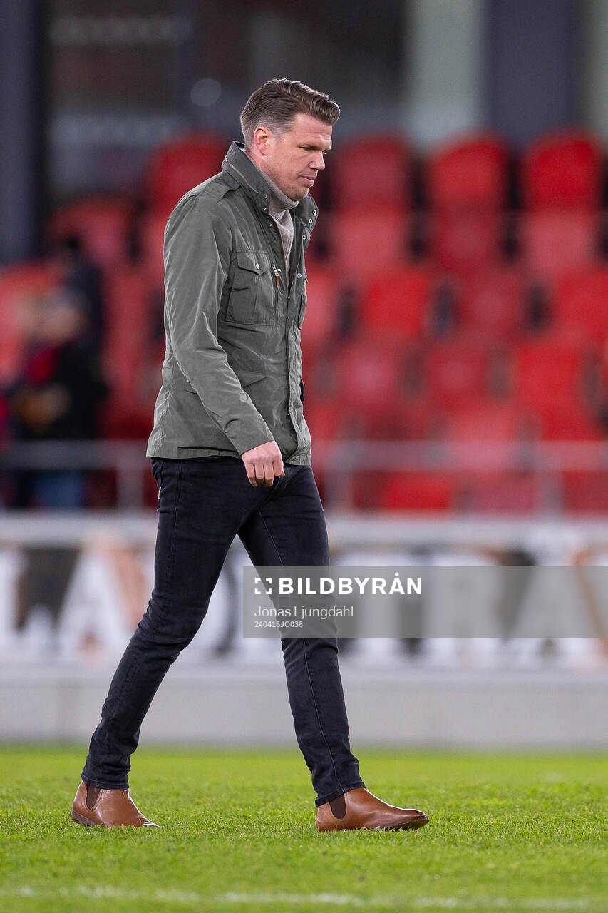 Örebros huvudtränare Christian Järdler deppar