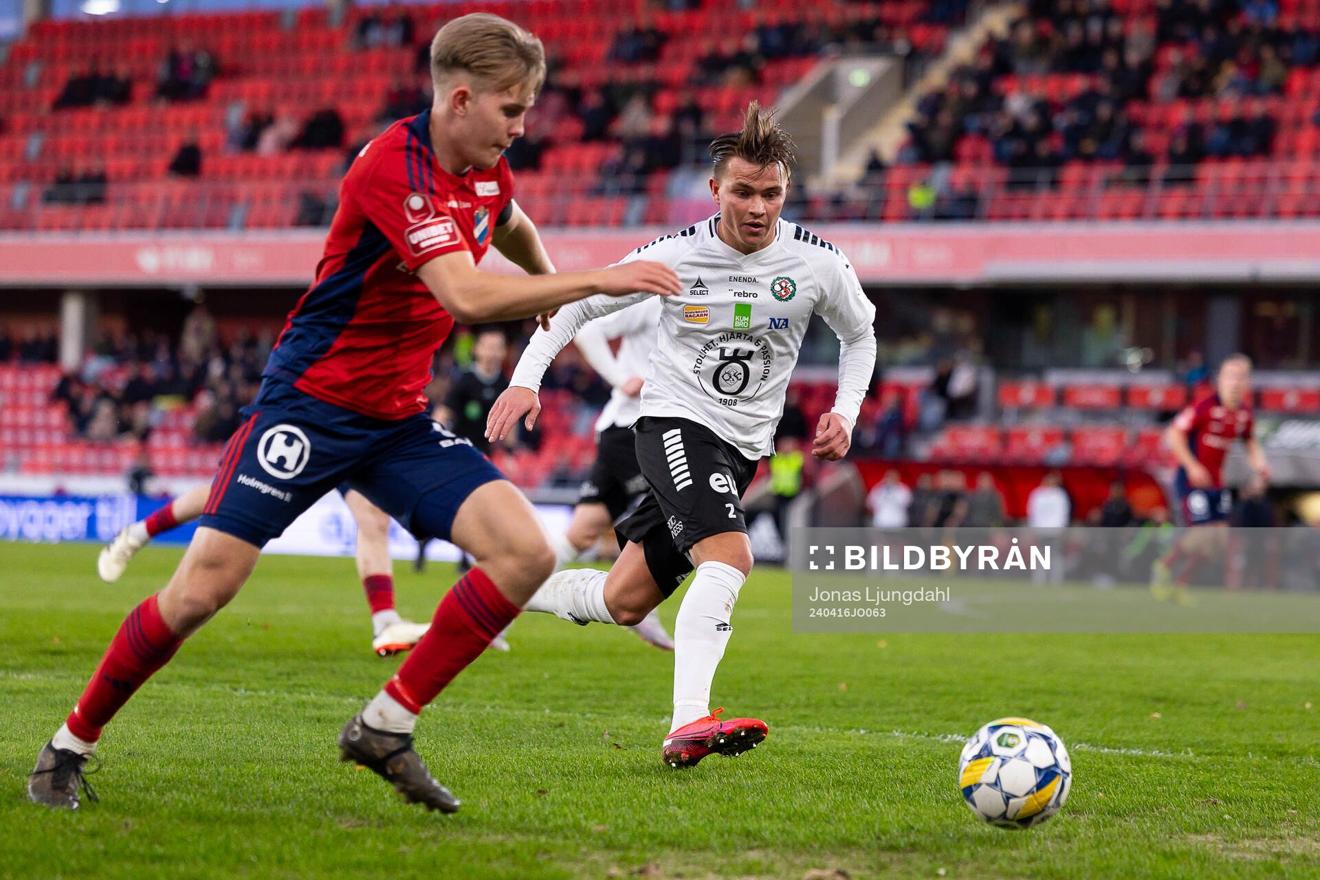 Östers Adam Herdonsson och Örebros Tobias Bjørnstad under fotbollsmatchen i Superettan mellan Öster och Örebro den 16 april 2024 i Växjö. 