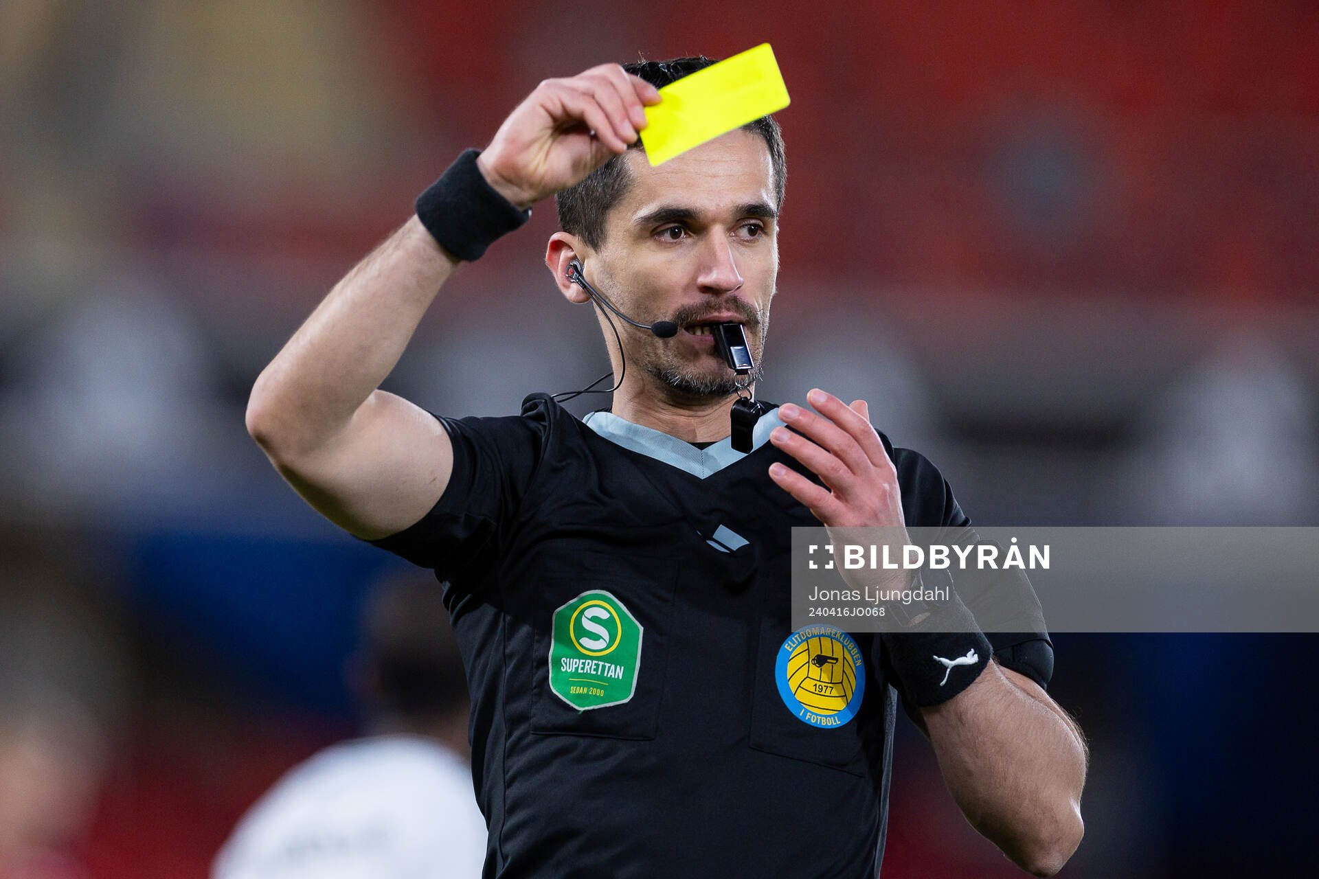 Domare Fikret Buqa med ett gult kort under fotbollsmatchen i Superettan mellan Öster och Örebro den 16 april 2024 i Växjö. 