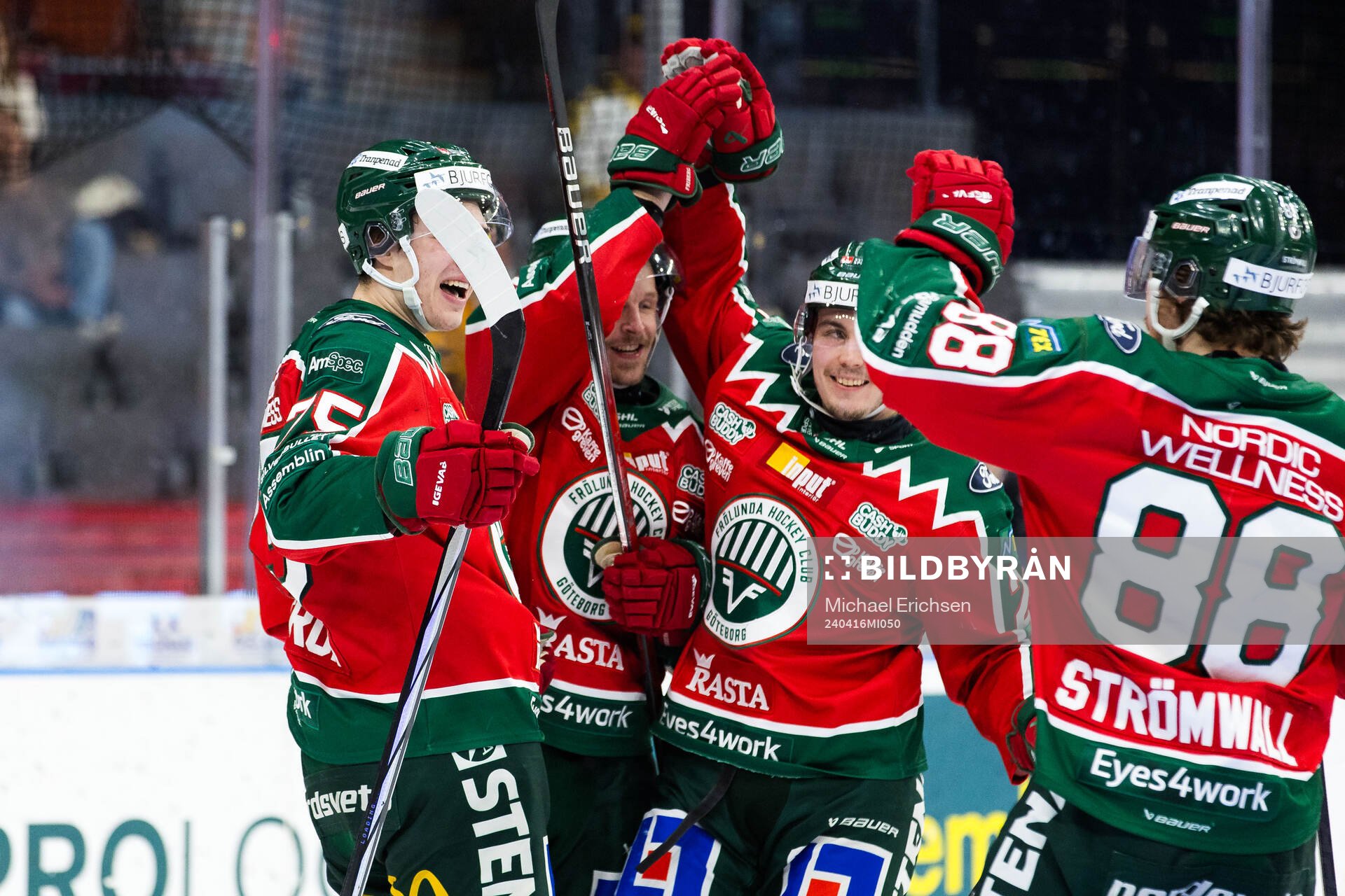 Frölundas David Edstrom jublar med lagkamrater