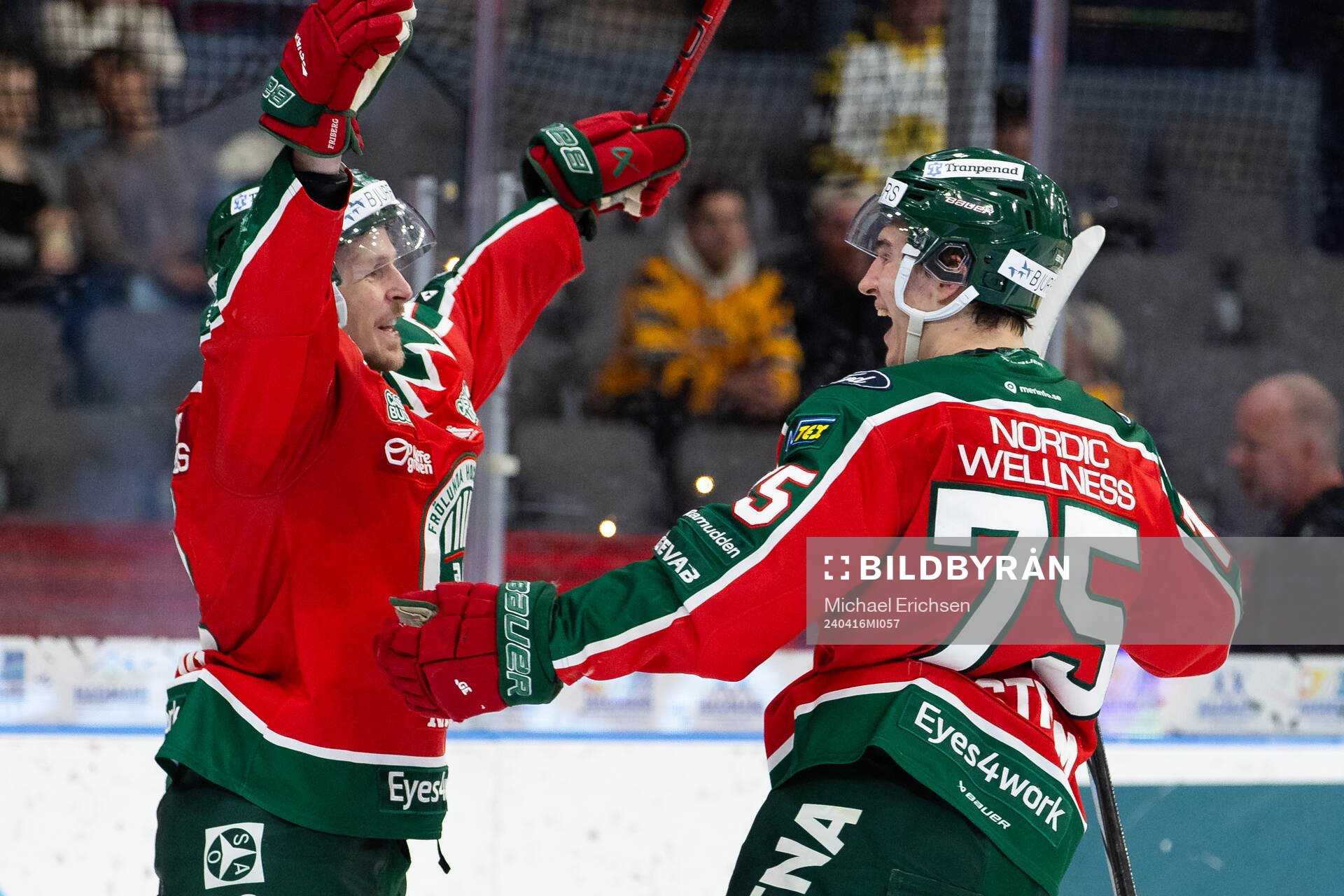 Frölundas David Edstrom jublar ihop med Max Friberg