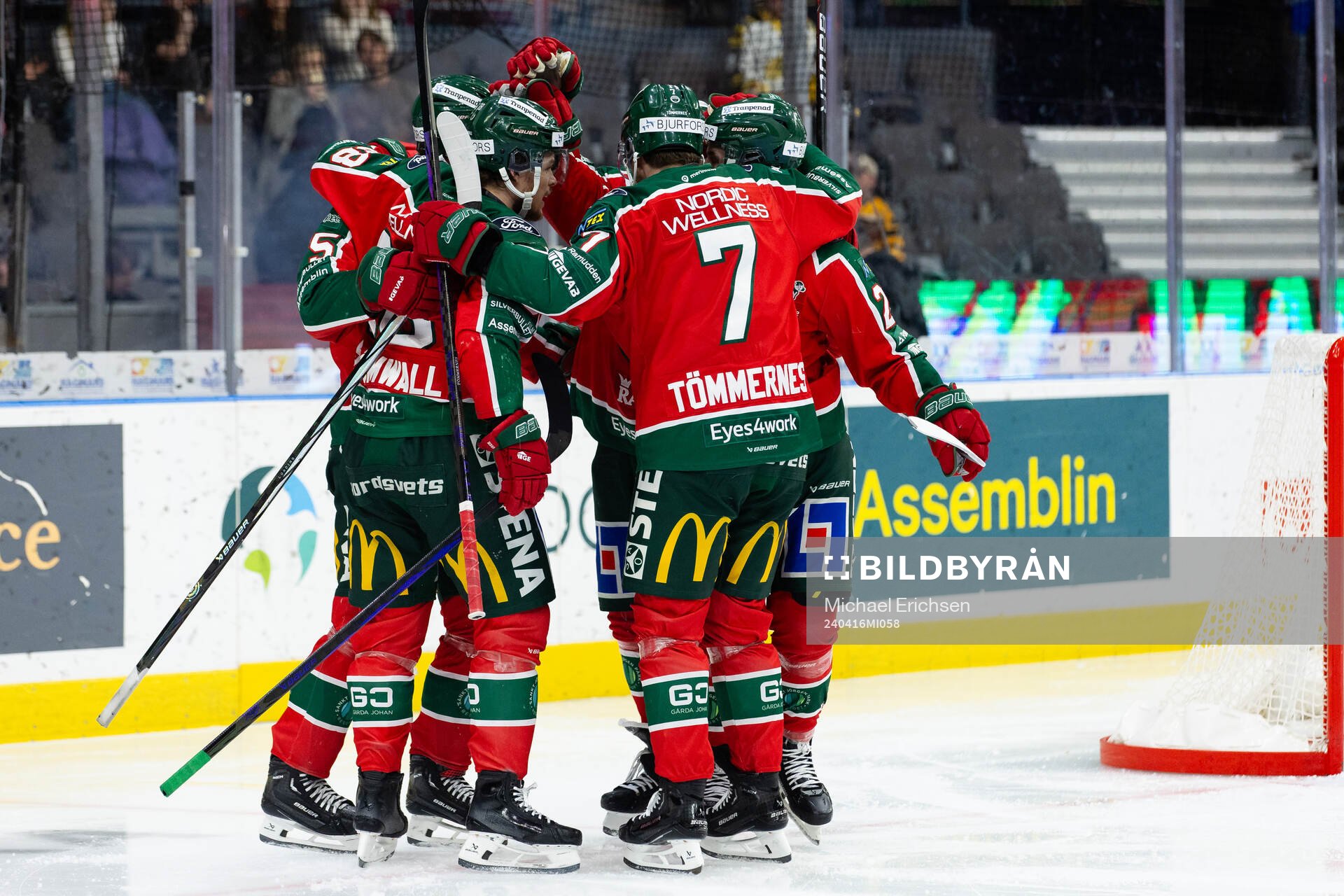 Frölundas David Edstrom jublar ihop med lagkamrater