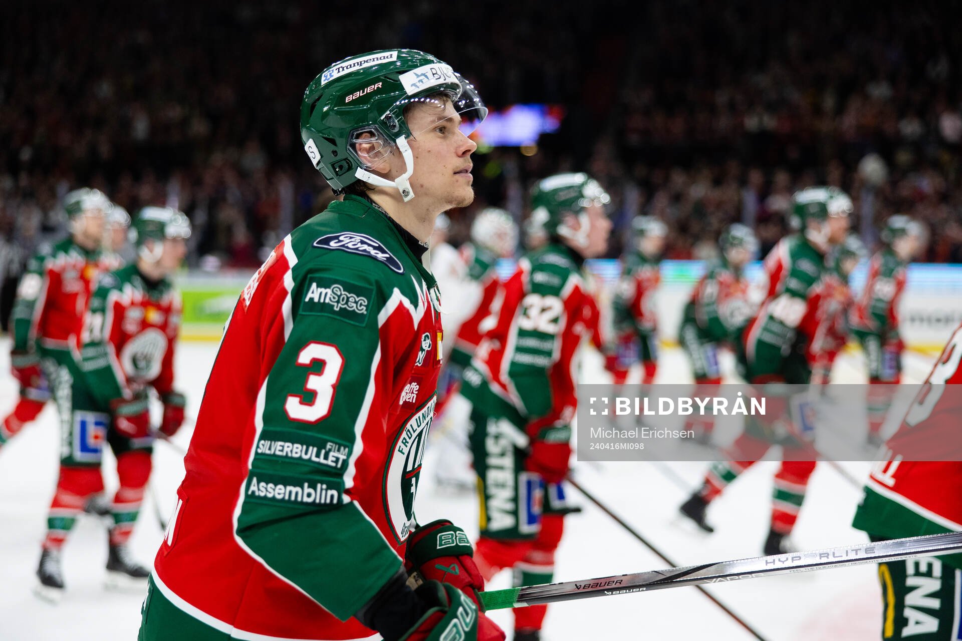 Frölundas Albin Sundin jublar och tackar publiken