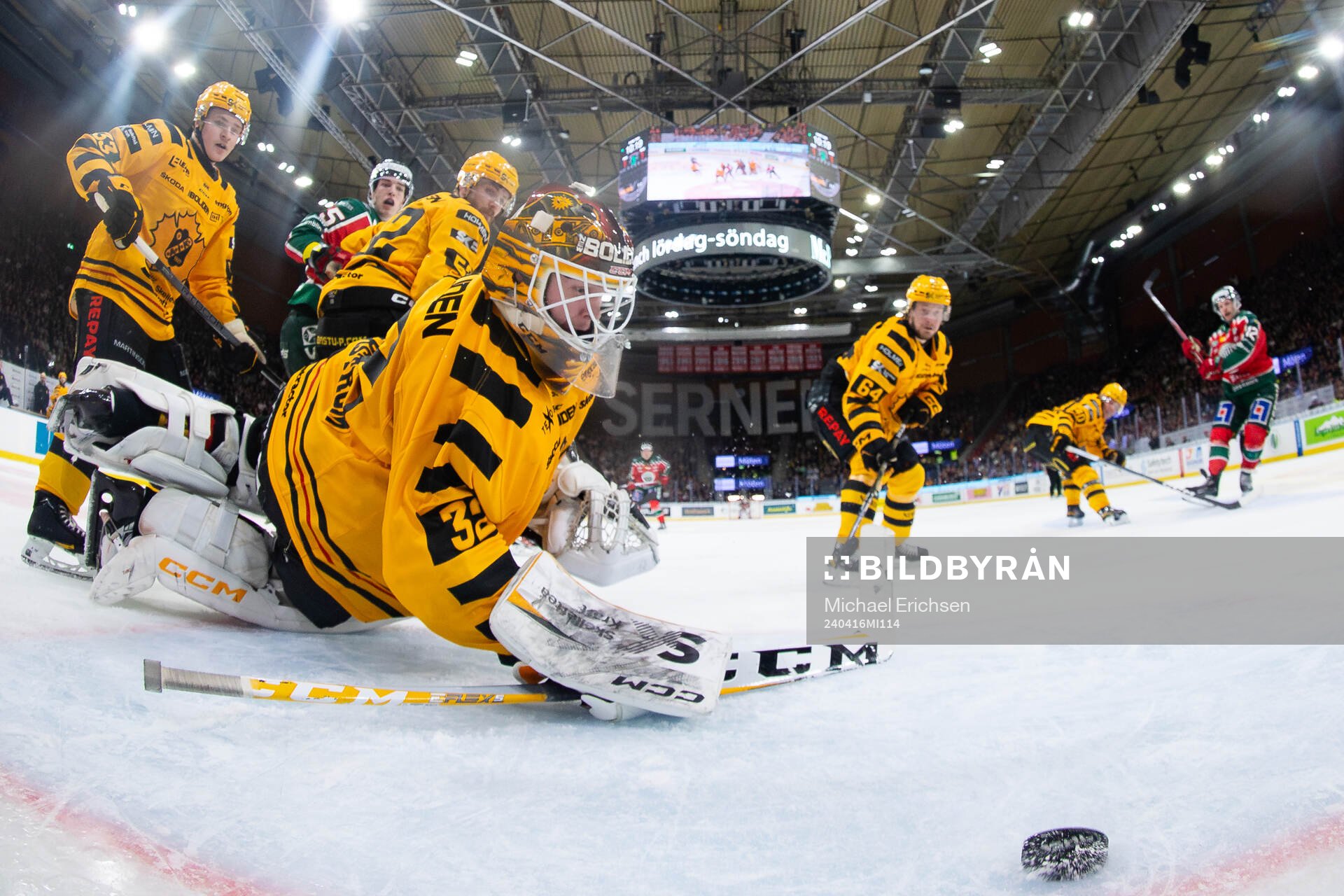 Frölundas Max Friberg skjuter 2-1 i mål bakom
