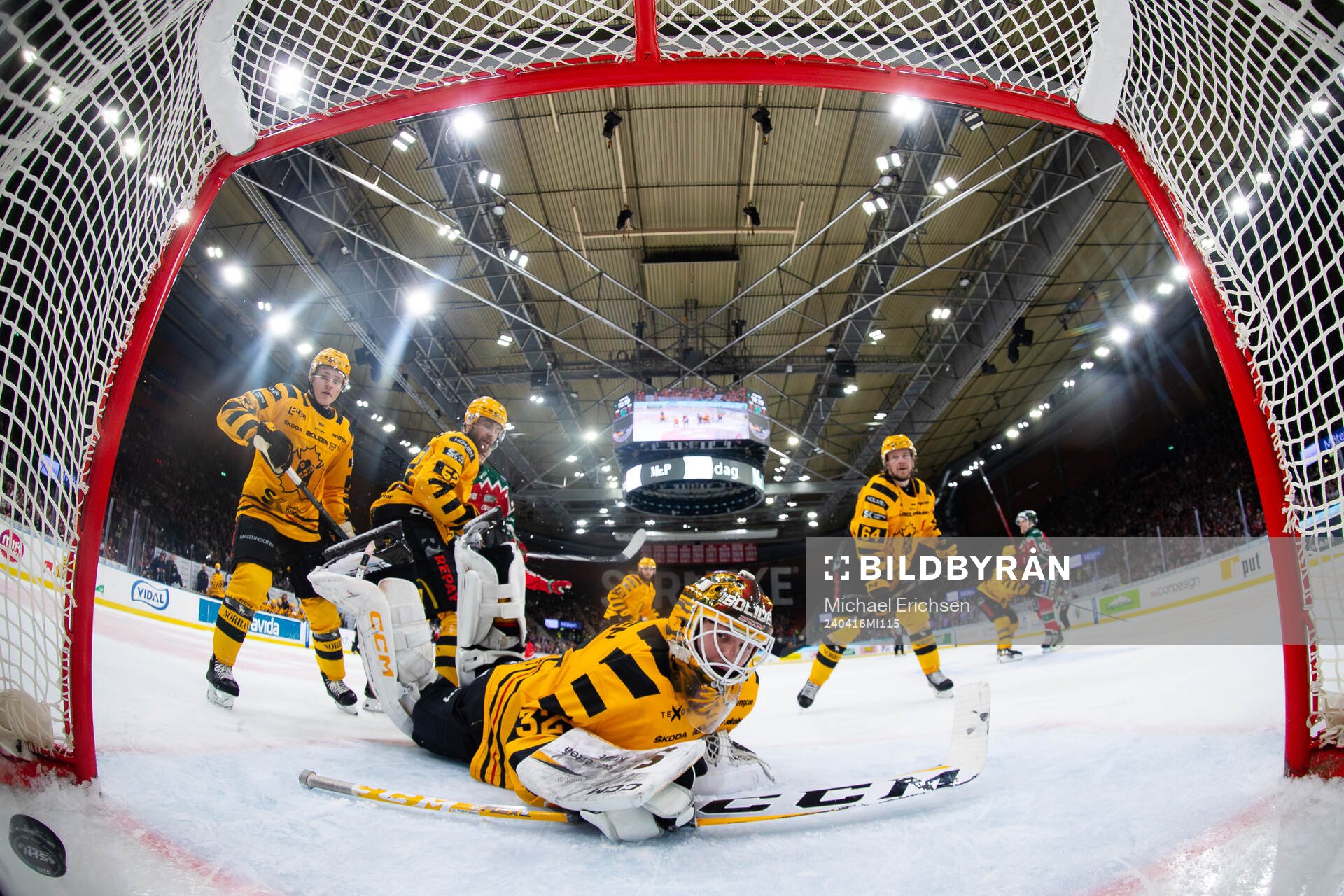 Frölundas Max Friberg skjuter 2-1 i mål bakom