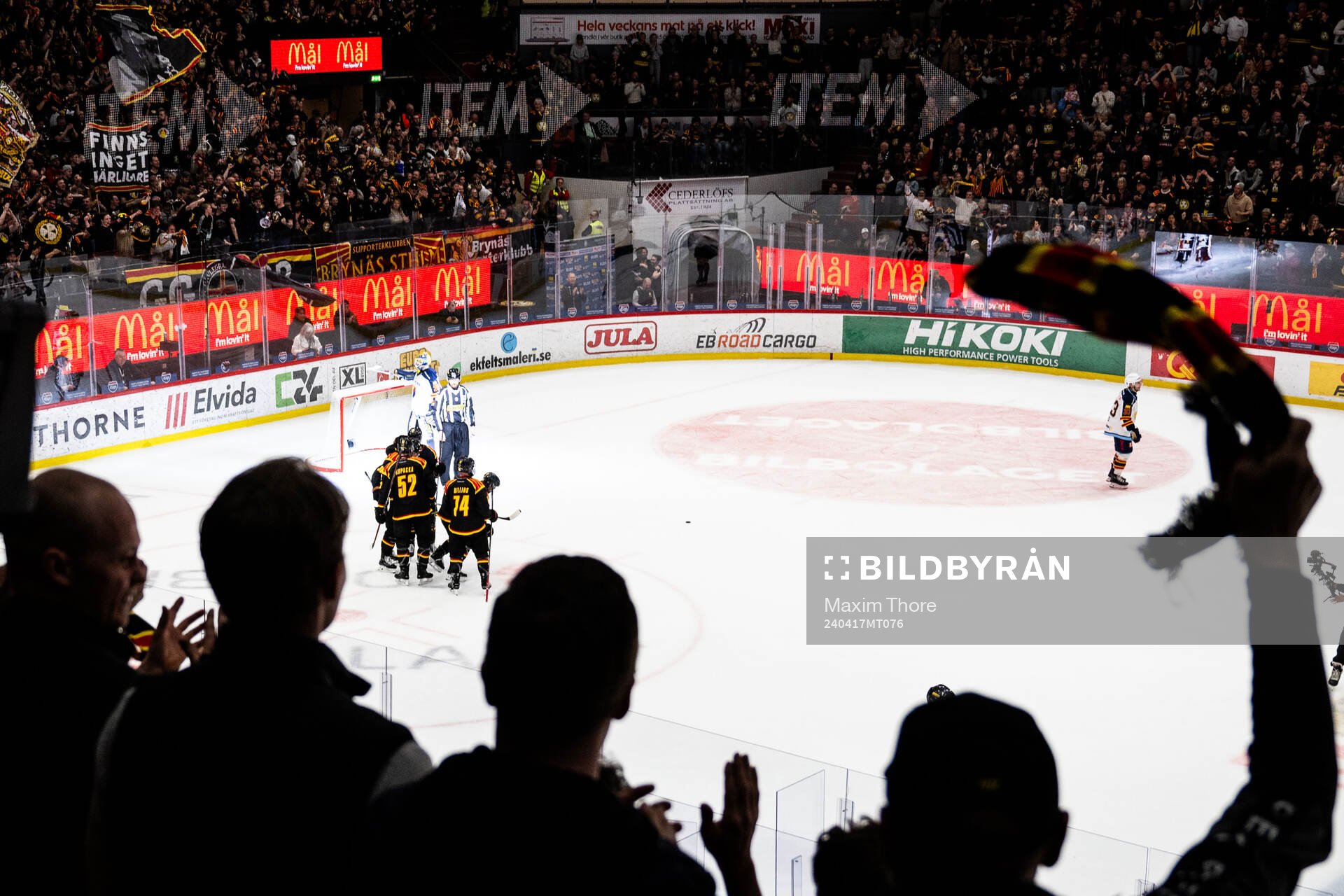 Brynäs Tyler Kelleher jublar med lagkamrater