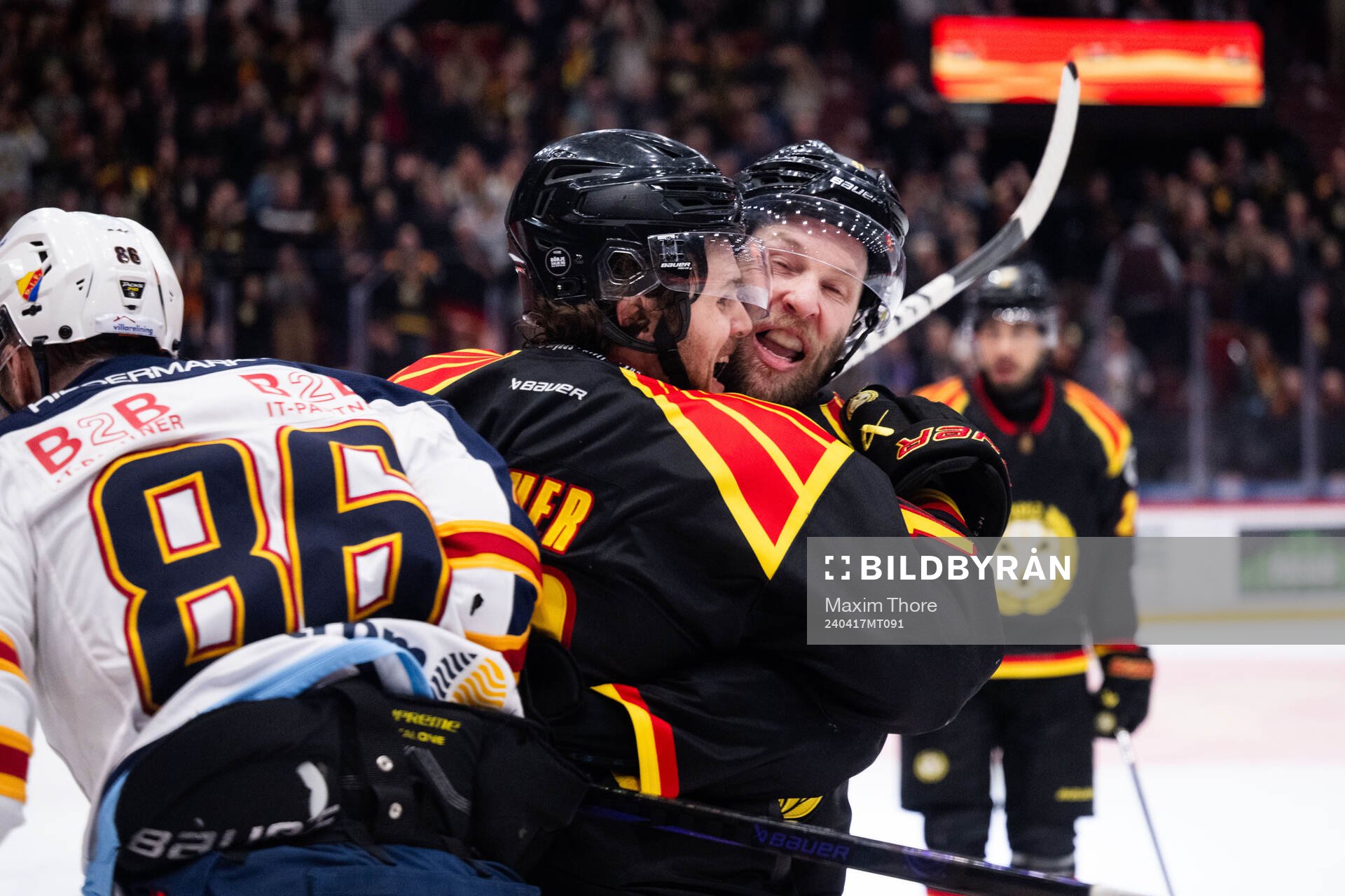Brynäs Tyler Kelleher jublar Greg Scott