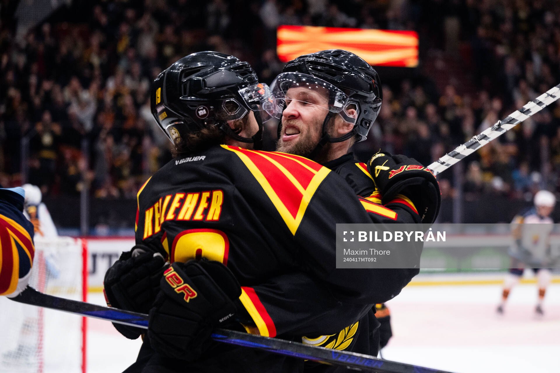 Brynäs Tyler Kelleher jublar Greg Scott