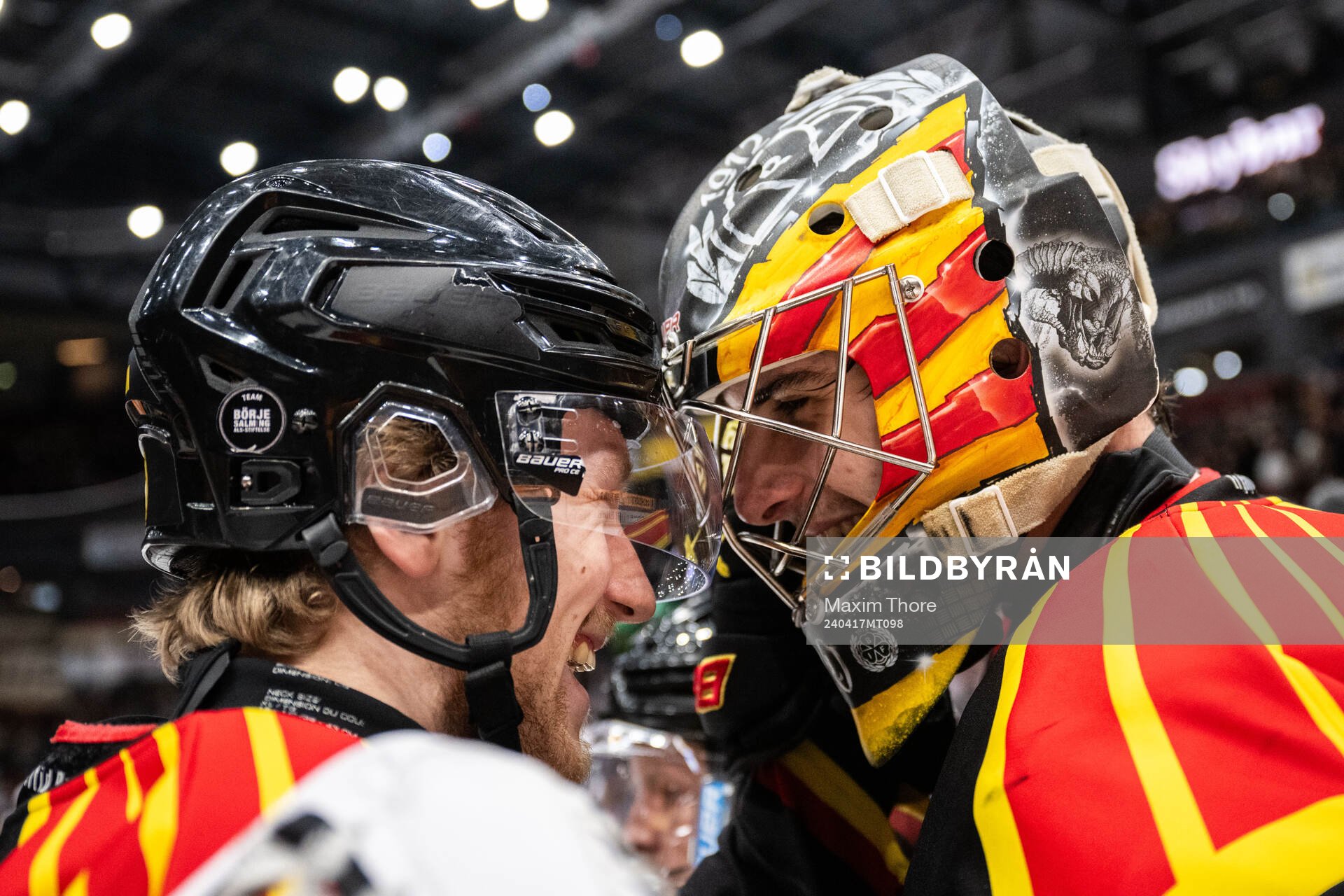 Brynäs målvakt Damian Clara jublar med Anton Ohlsson