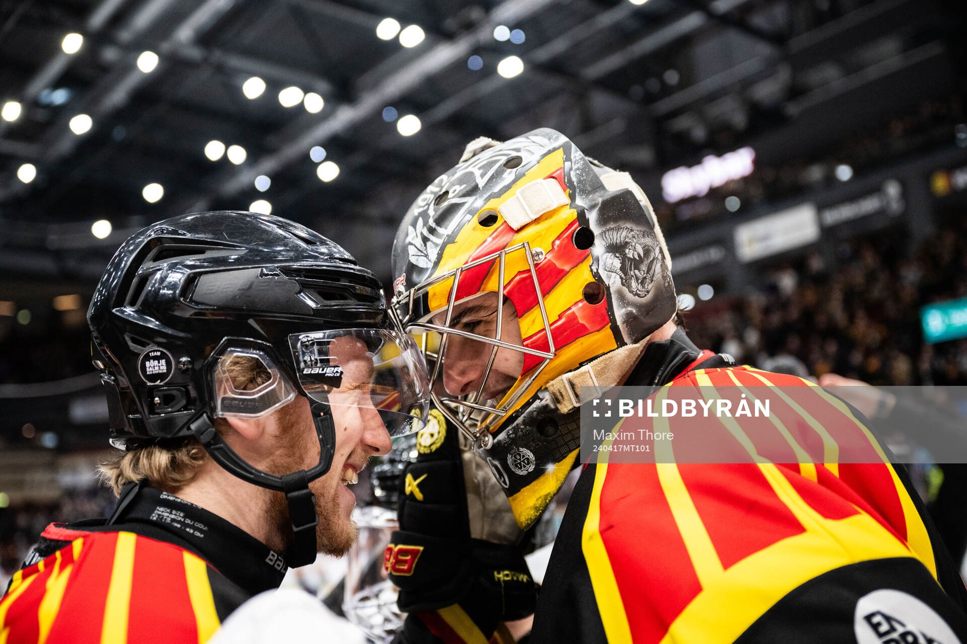Brynäs målvakt Damian Clara jublar med Anton Ohlsson