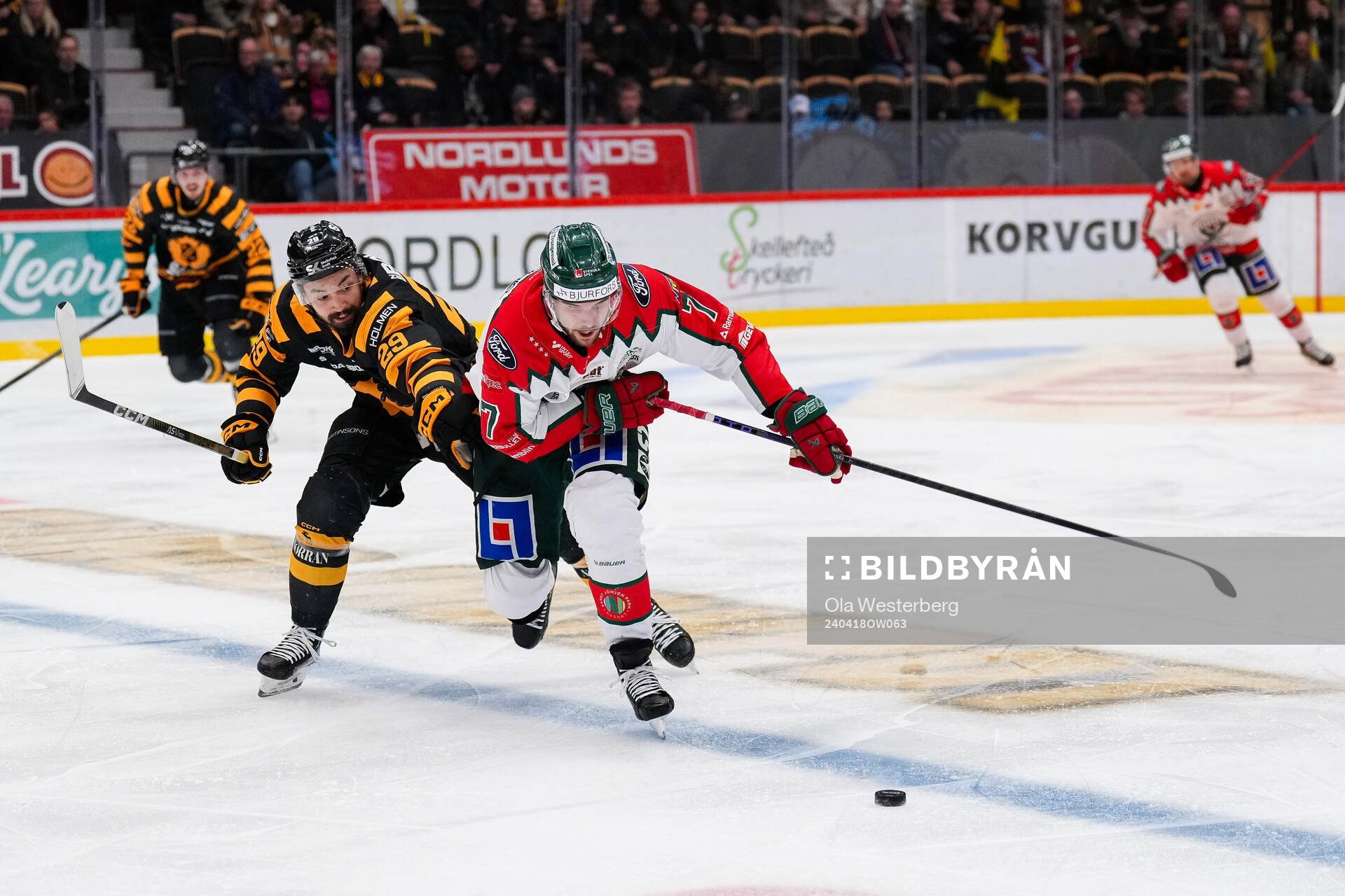 Skellefteås Dylan Sikura och Frölundas Henrik Tömmernes