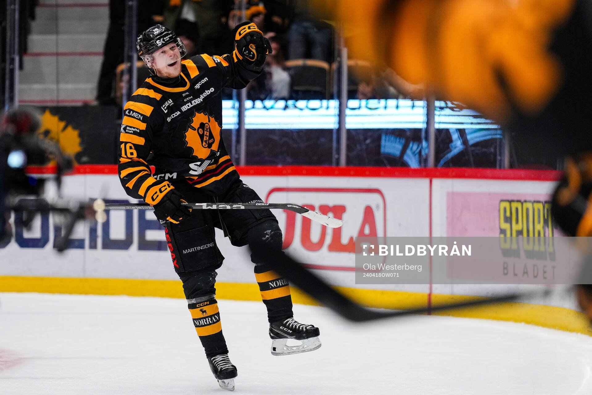Skellefteås Linus Lindström jublar