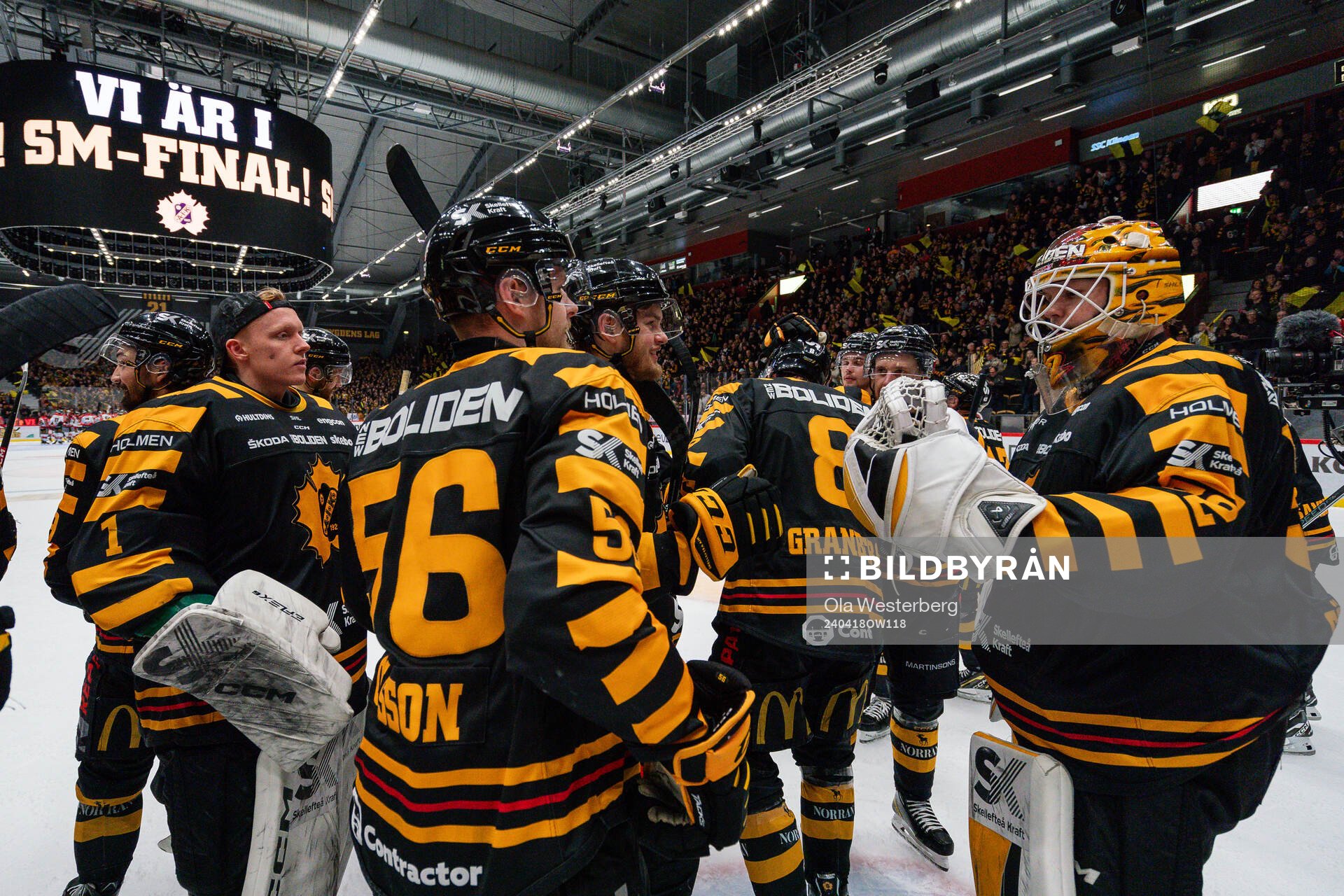 Skellefteås målvakt Linus Söderström jublar med Anton
