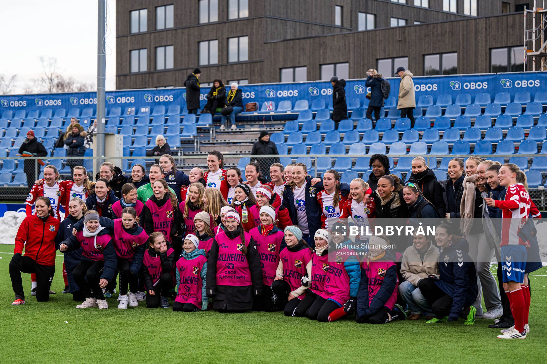 Players of Lyn celebrates