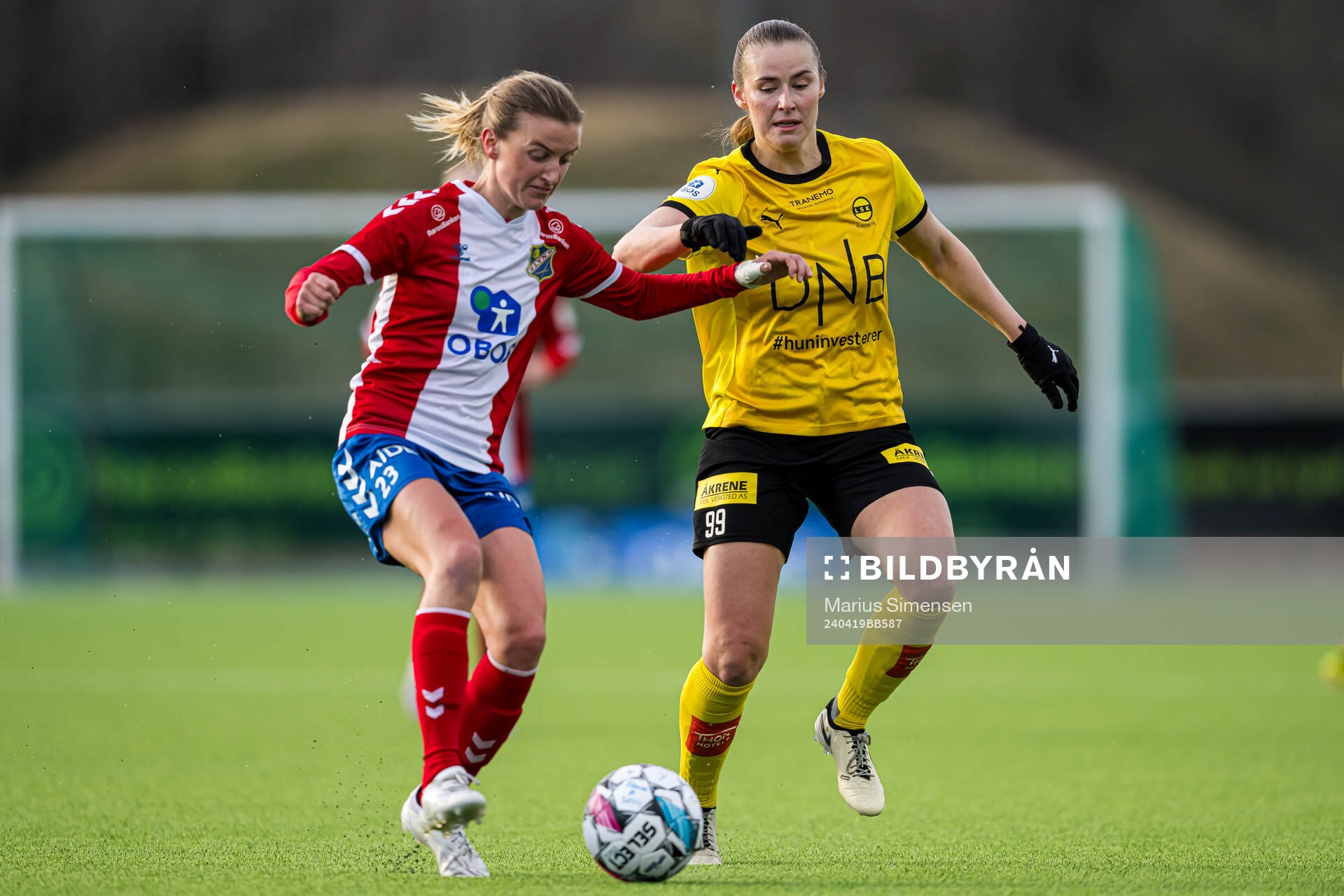 Kristin Holmen of Lyn and Tonje Erikstein LSK Kvinner