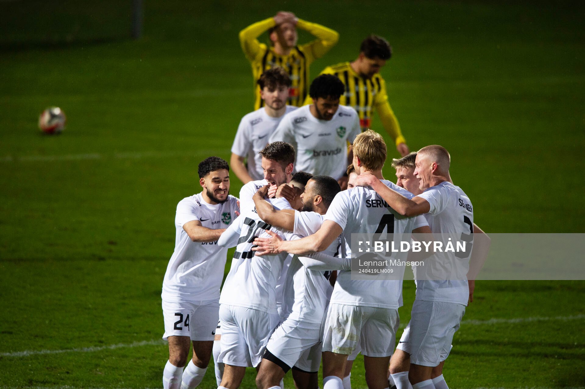 Högaborg jublar efter frisparksmålet efter utvisningen i matchen i div. 2 mellan IFK Hässleholm och Högaborgs BK i Hässleholm 19 april 2024.