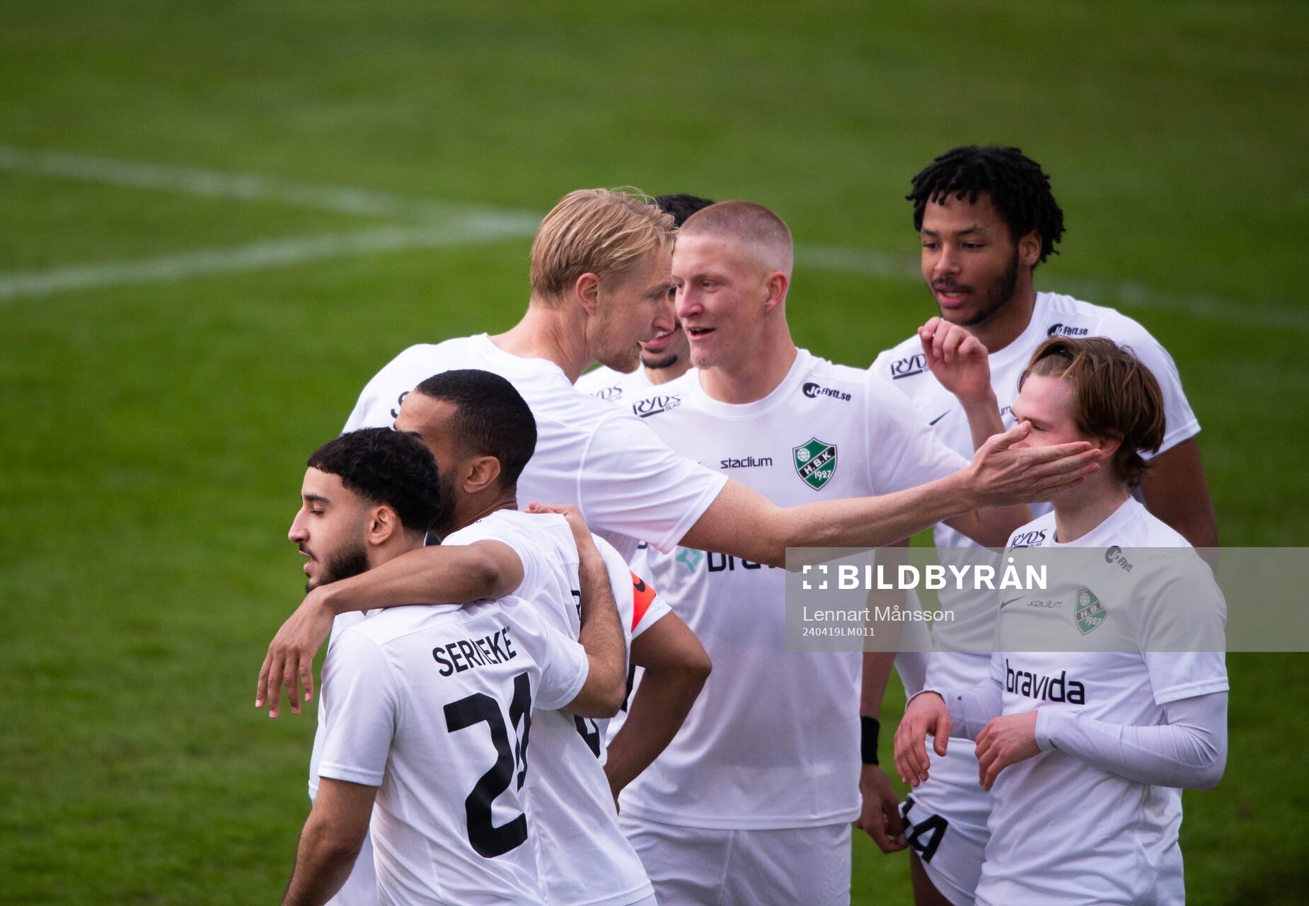 Högaborg firar självmålet i första spelminuten, 0-1, i