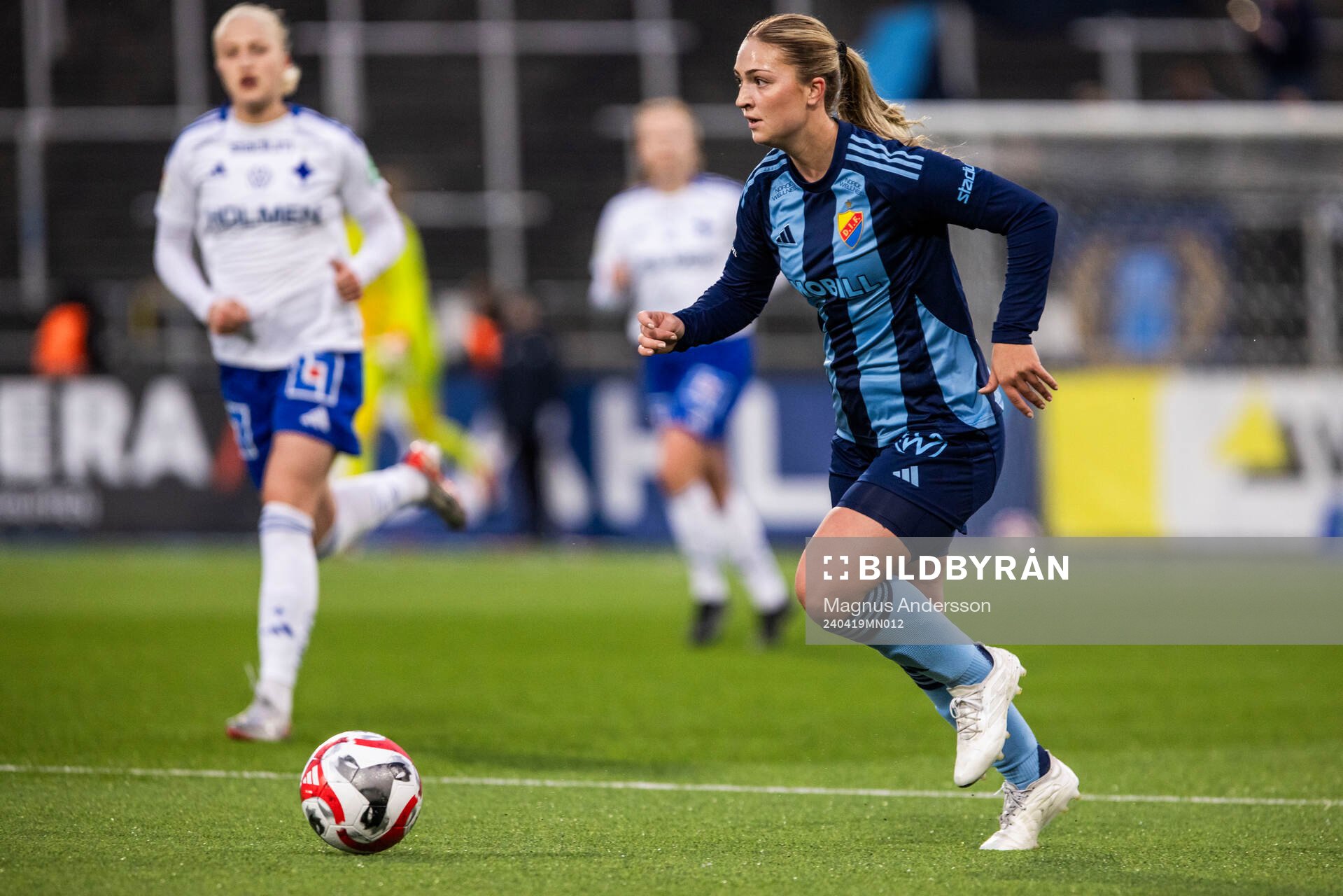 Djurgårdens Olivia Ländin Sjöblom under fotbollsmatchen i Damallsvenskan mellan IFK Norrköping och Djurgården den 19 april 2024 i Norrköping.